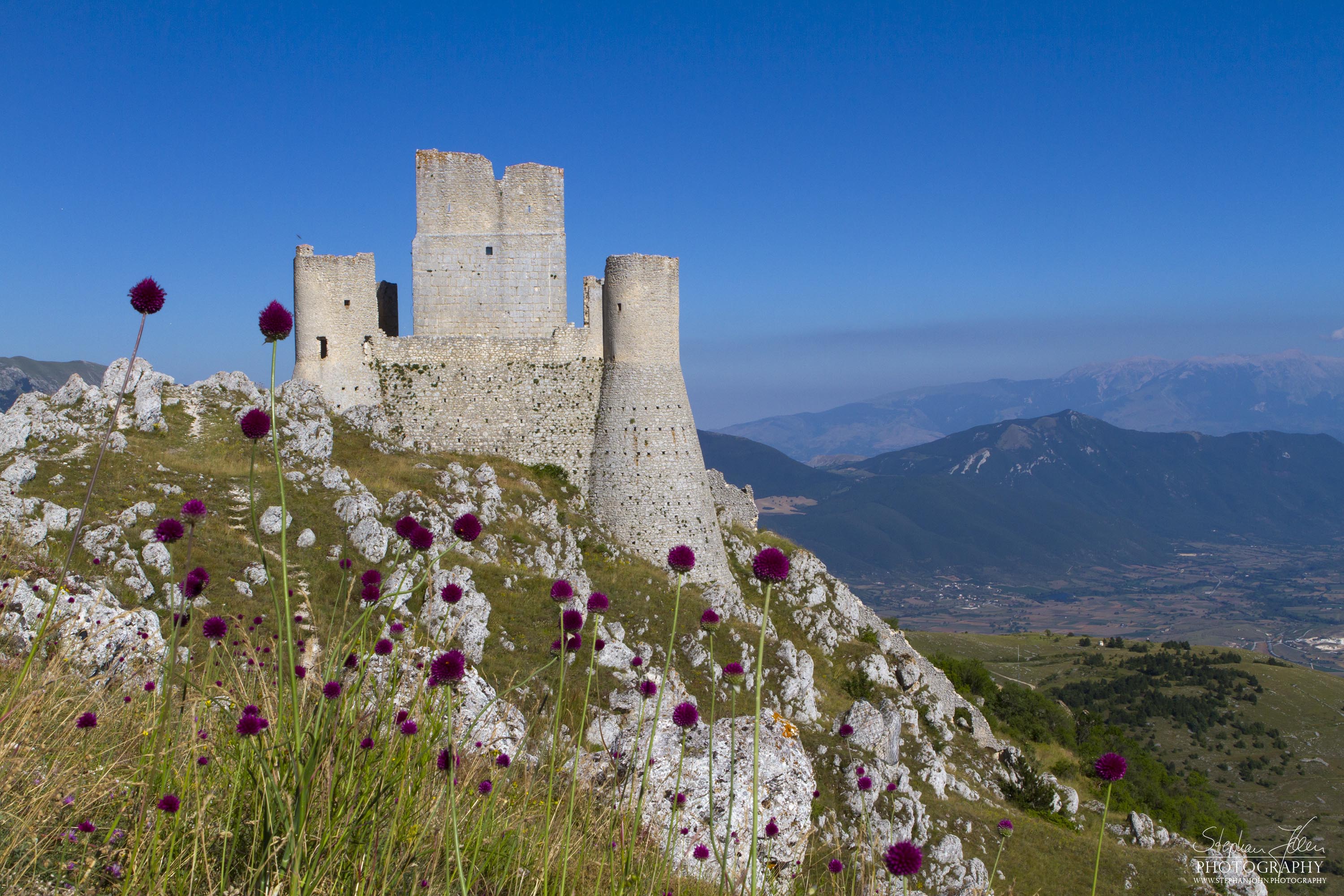 Die Rocca Calascio erhebt sich im Inneren der Abruzzen und ist die mit 1.460 m höchstgelegene, ungefähr 1000 Jahre alte Burganlage der Apenninen.