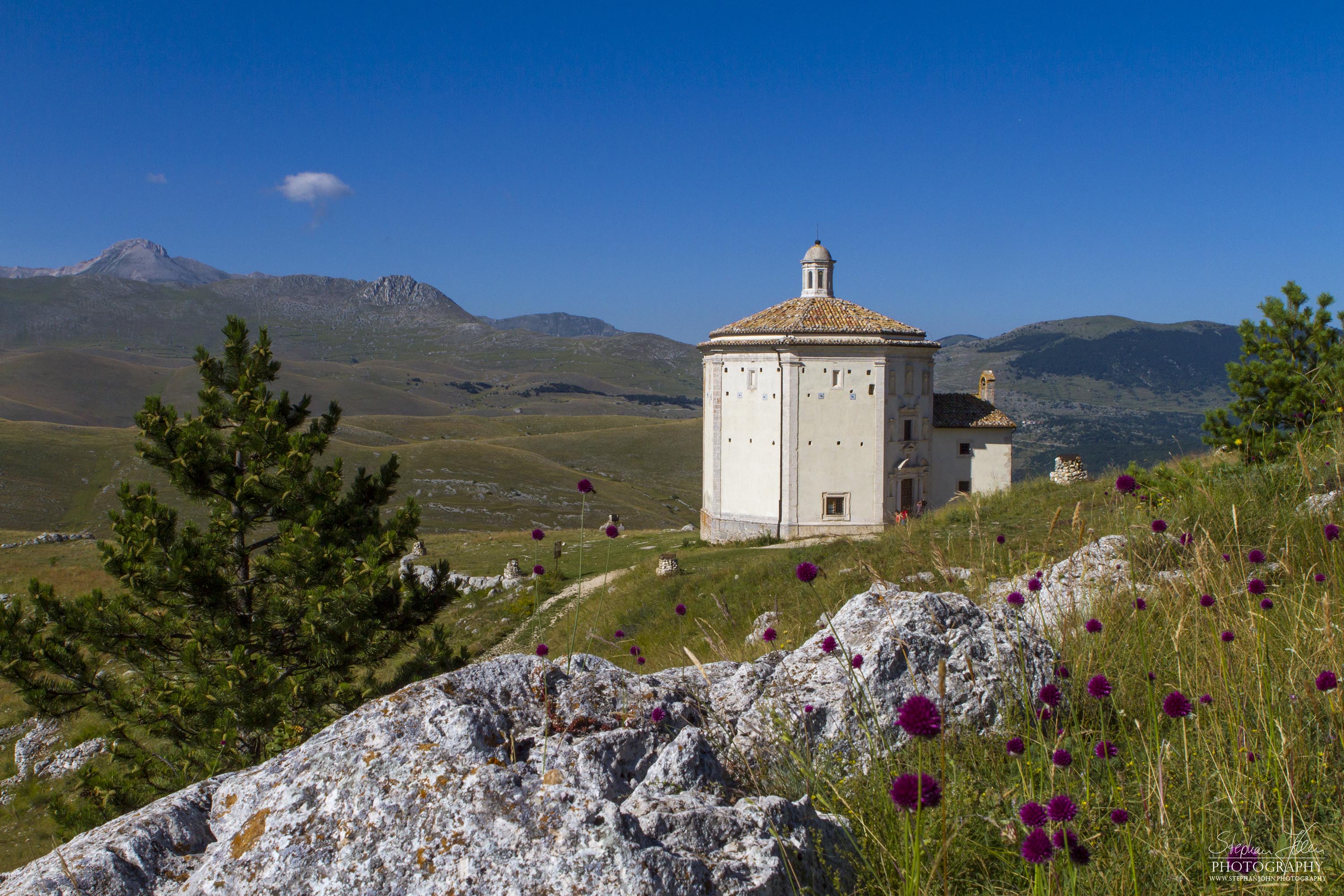 Die Kirche Santa Maria della Pietà befindet sich neben der Burg Rocca Calascio in der Gemeinde Calascio