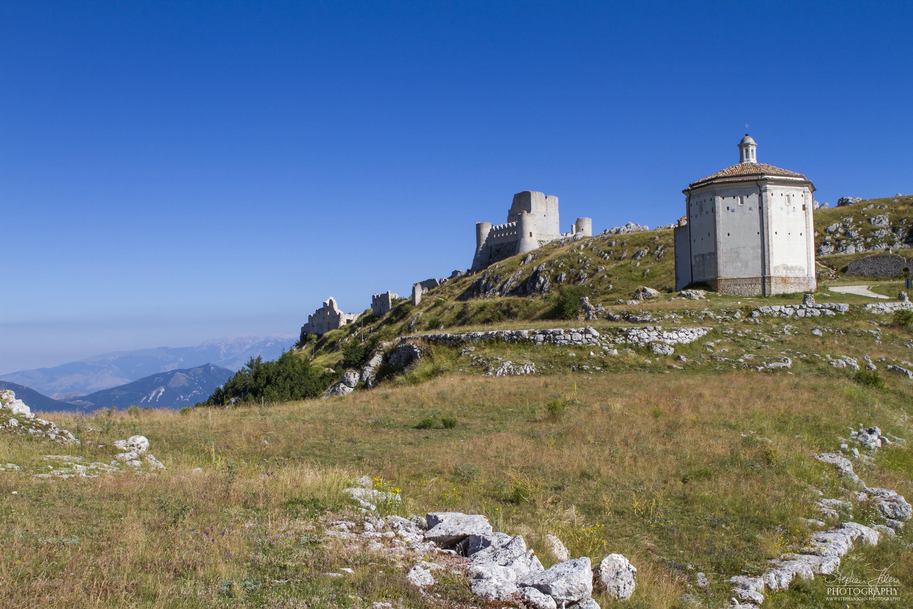 Chiesa di Santa Maria della Pietà und Rocca Calascio als Ensemple in der Ortschaft Calascio in den Abruzzen