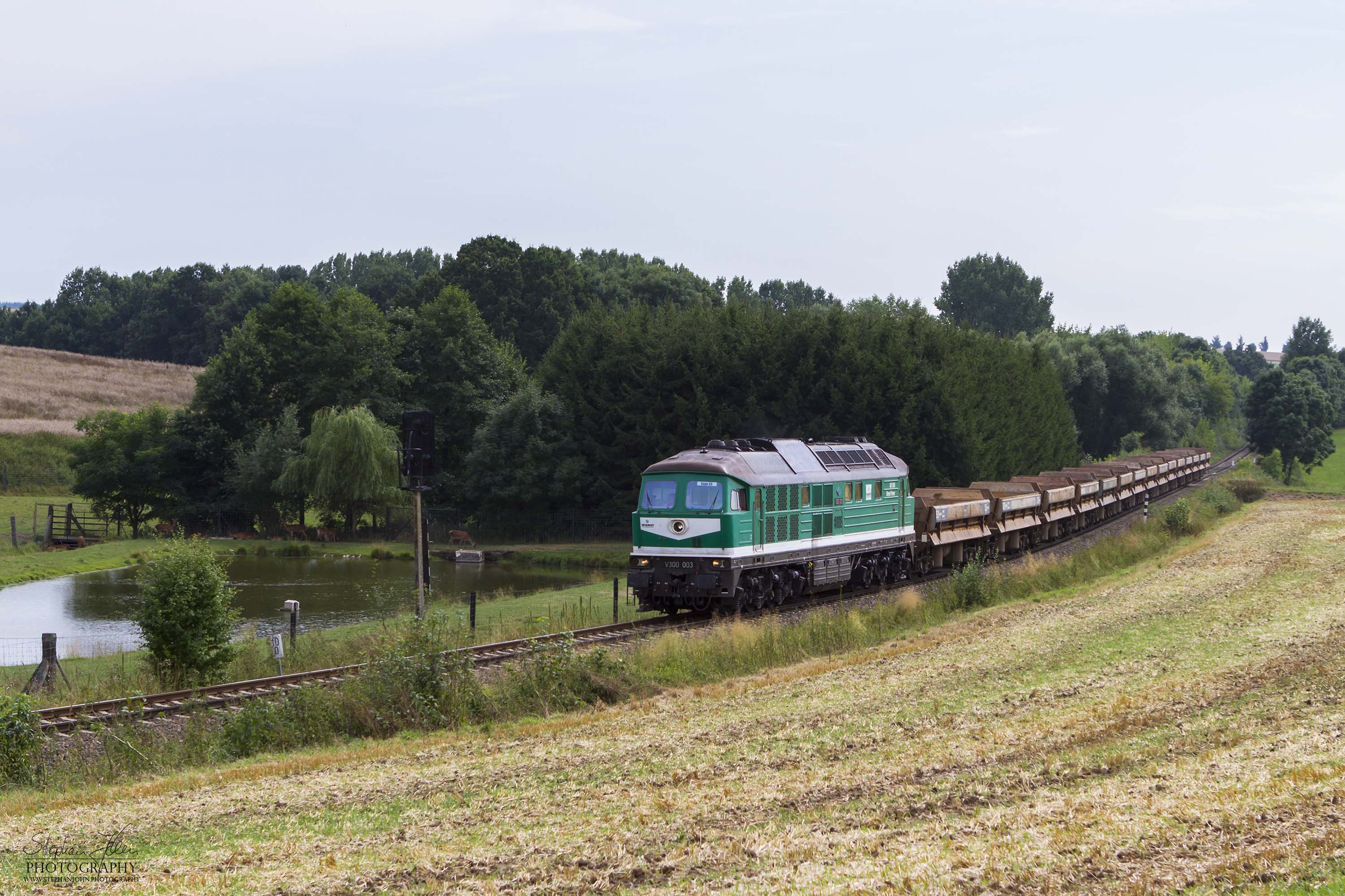 Ein Zug mit leeren Wagen fährt nach Kayna