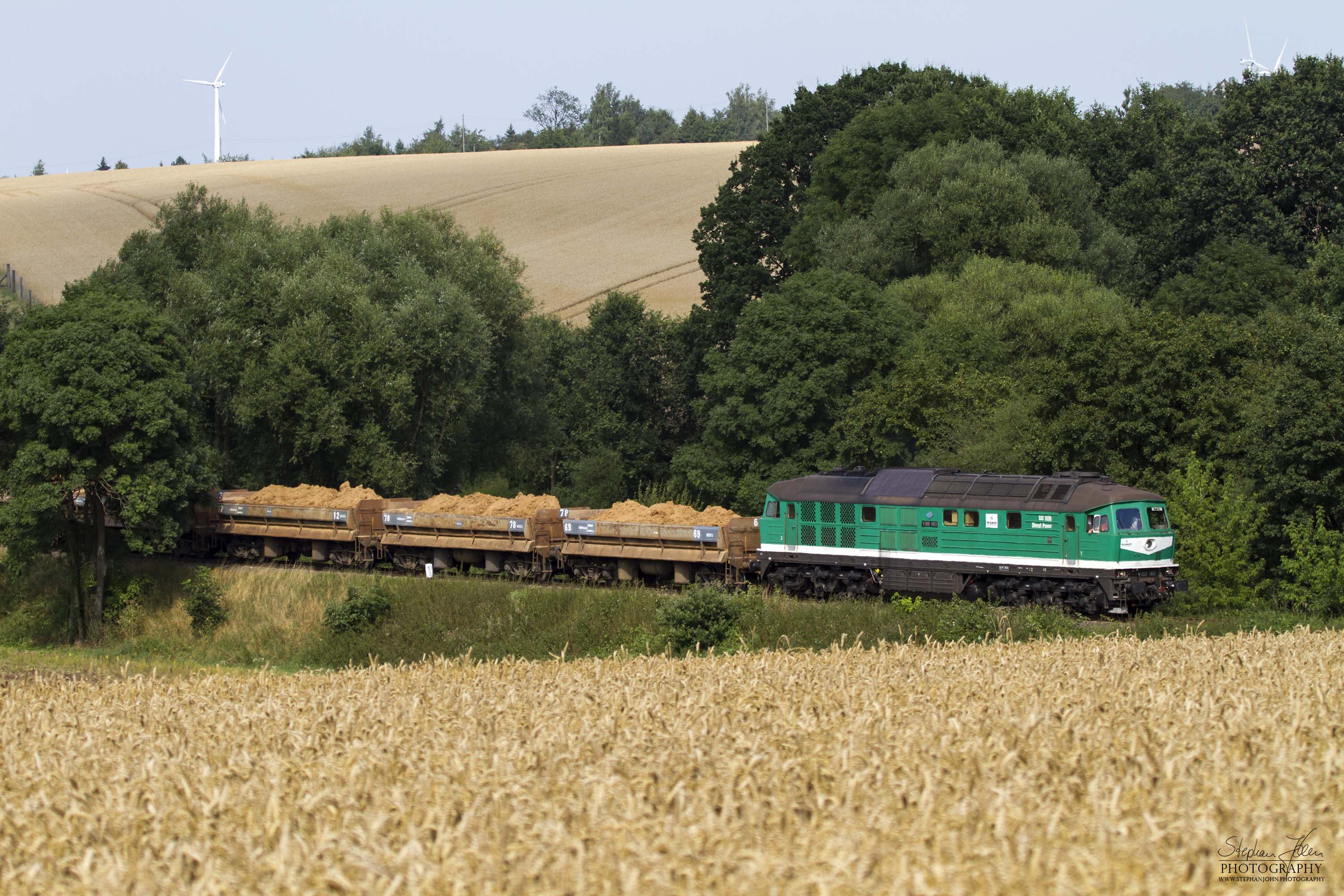 <p>Ein mit Sand beladener Zug von Kayna auf dem Weg nach Schirchau und weiter zum Anschluss Lichtenberg. Der Sand wird zur Verfüllung der Tagebaulöcher verwendet.</p>