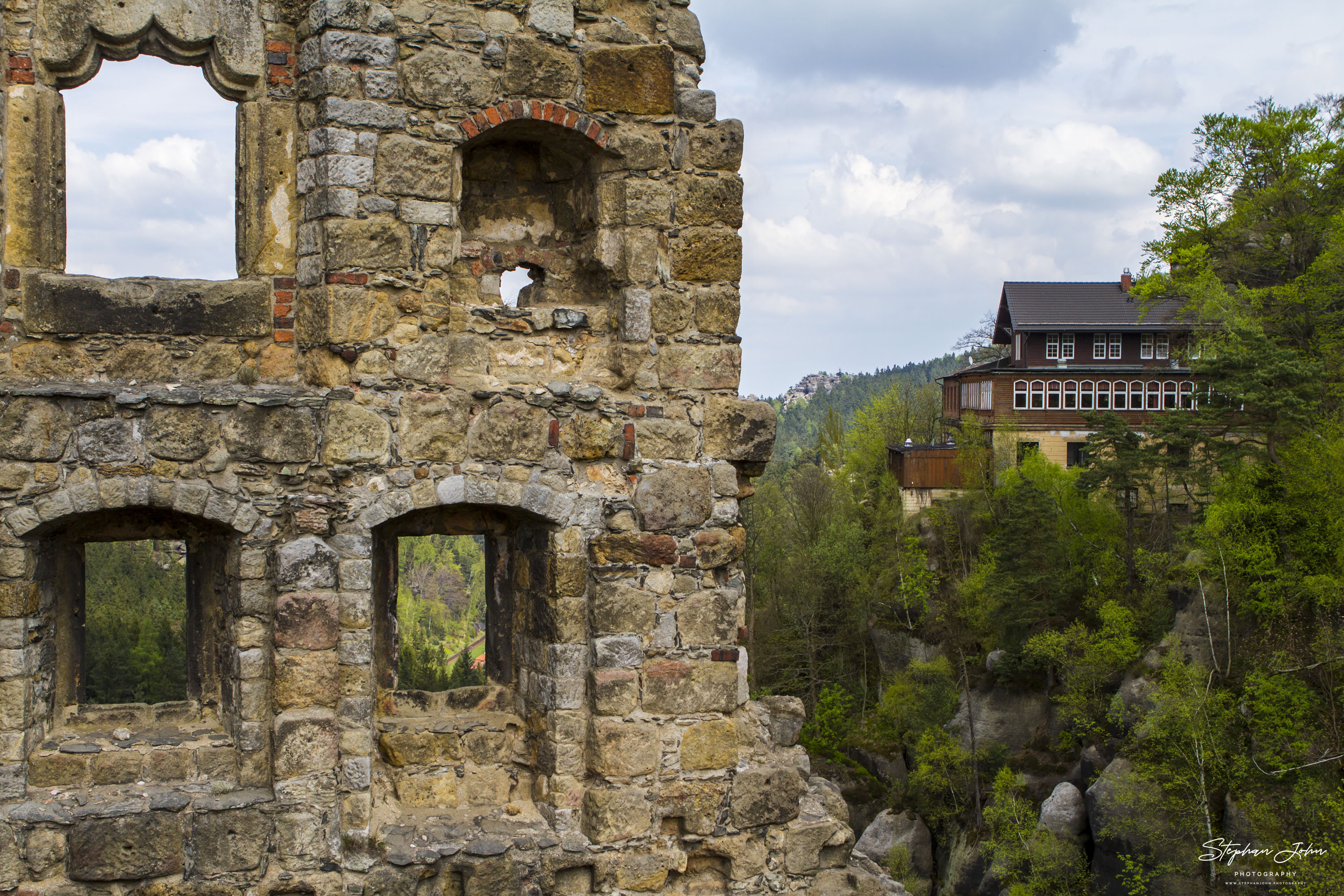 In der Ruine des Klosters Oybin mit Blick auf das Bergrestaurant