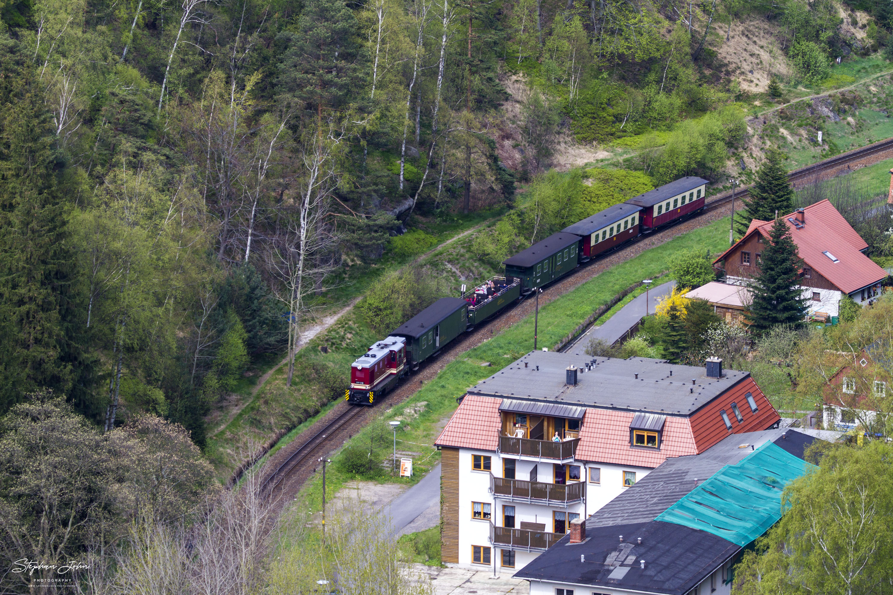 Blick vom Berg Oybin auf die Strecke der Schmalspurbahn von Zittau nach Oybin