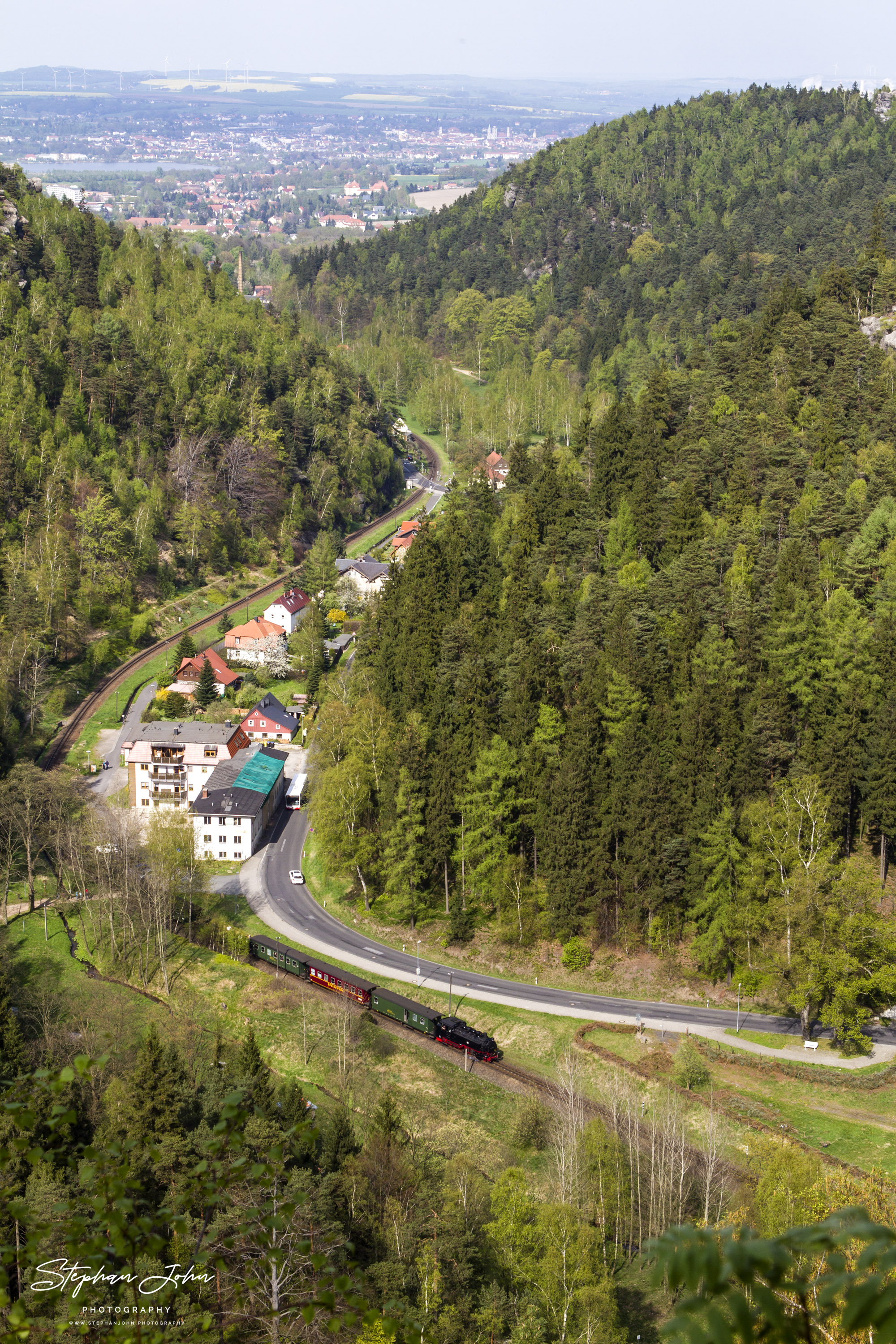 Zug der Schmalspurbahn von Zittau nach Oybin erreicht den Zielbahnhof