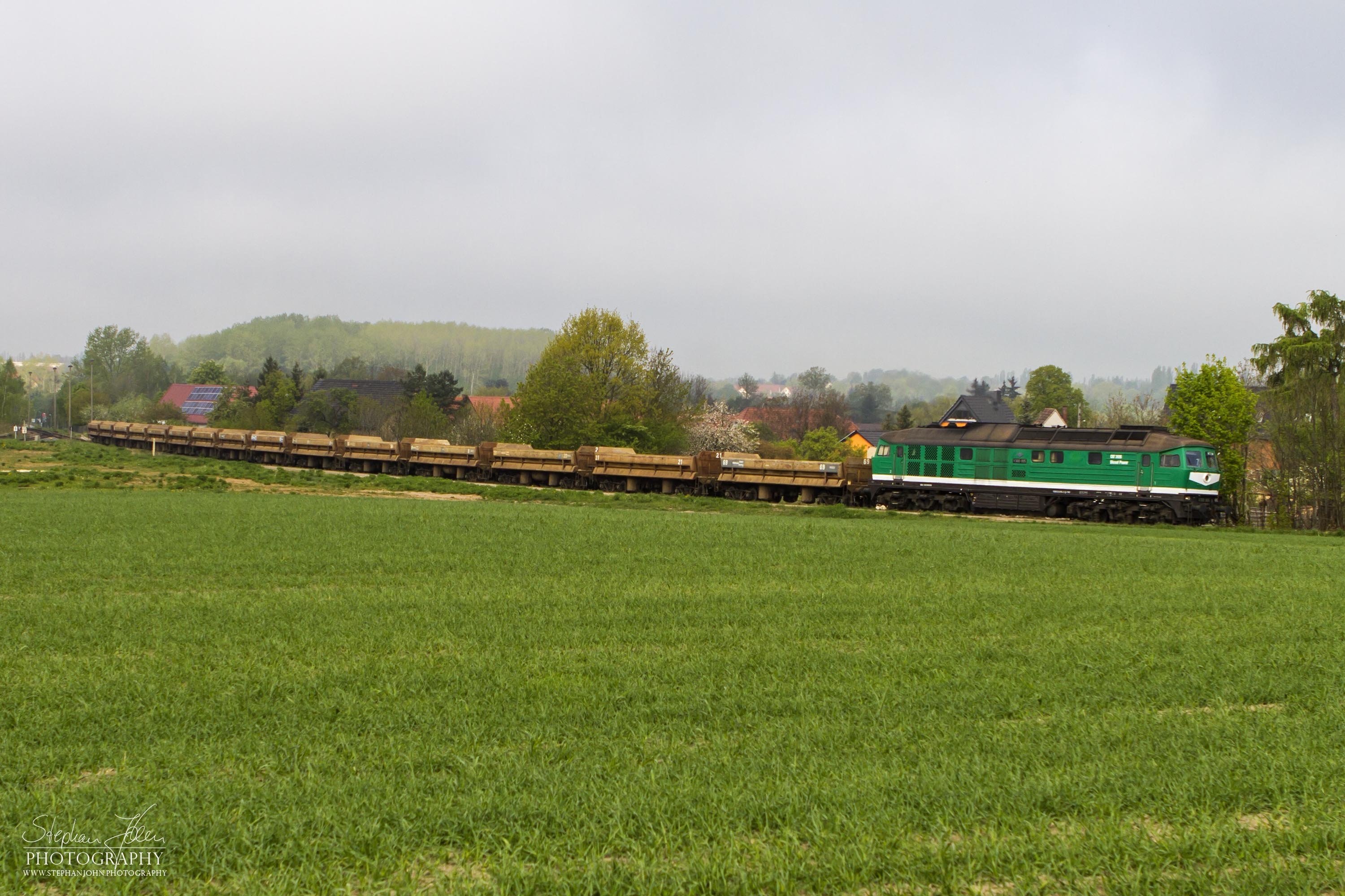 <p>Ein Zug mit leeren Wagen fährt nach Kayna</p>