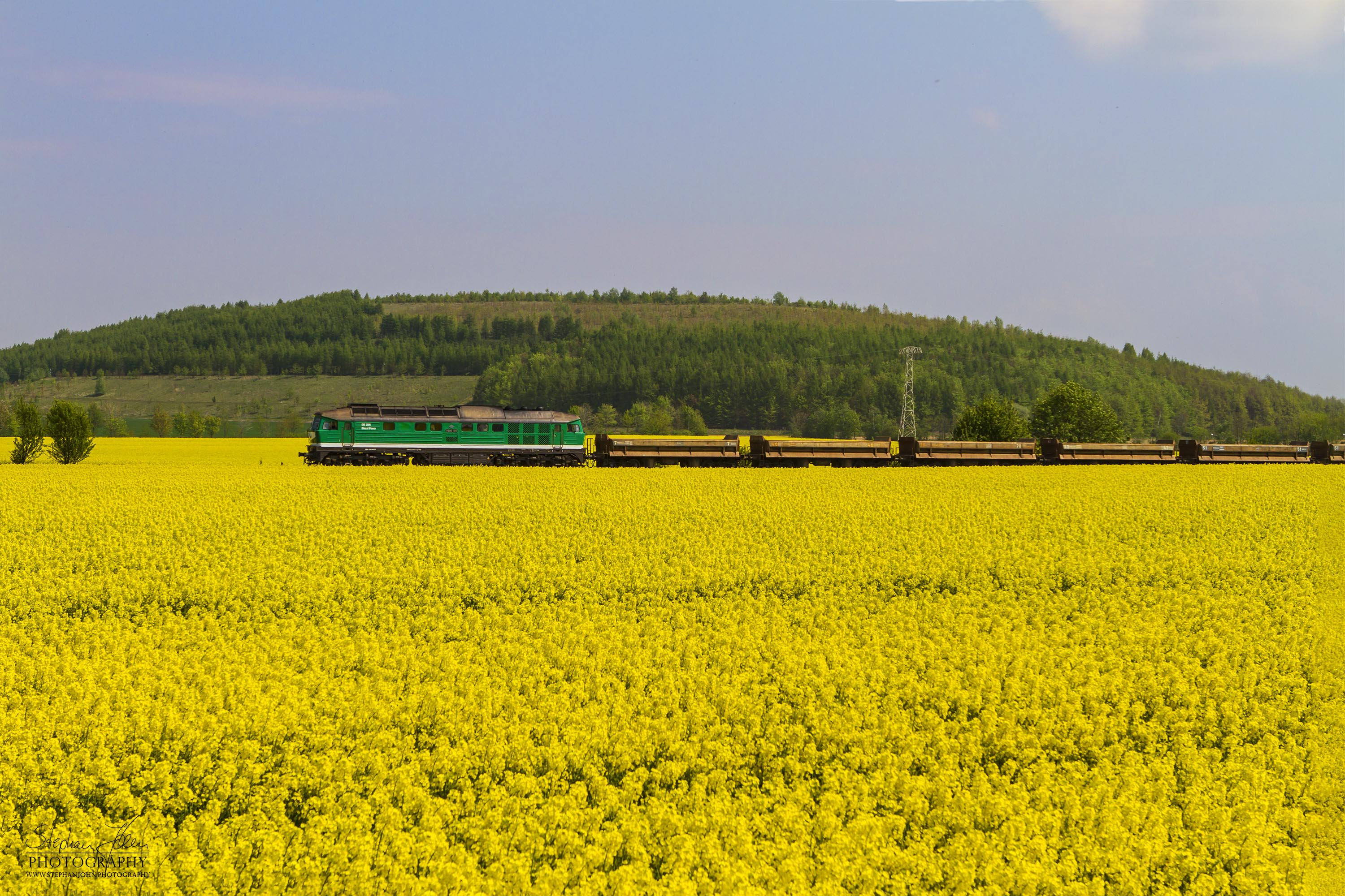 Ein Zug mit leeren Wagen fährt nach Kayna