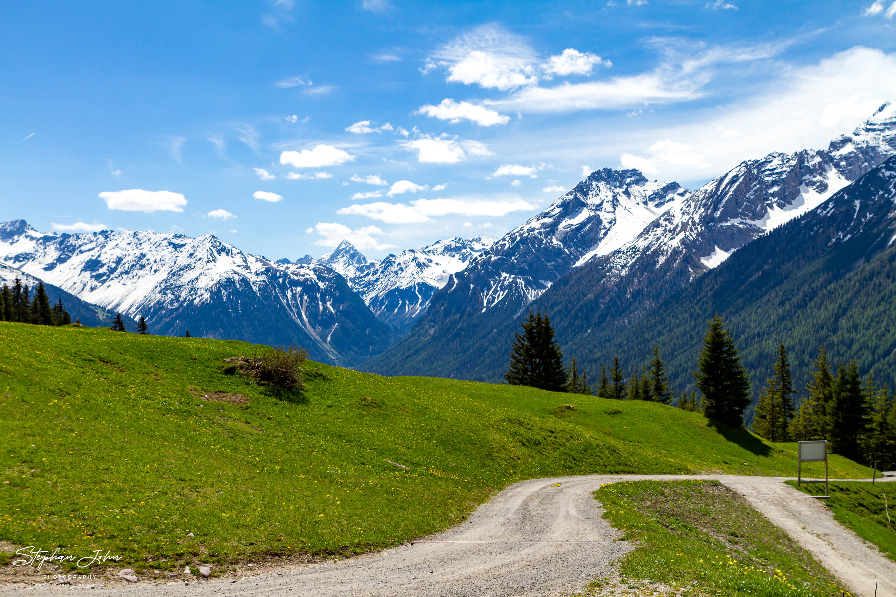 <p>Blick von der Alm in die Berge Richtung Süden</p>