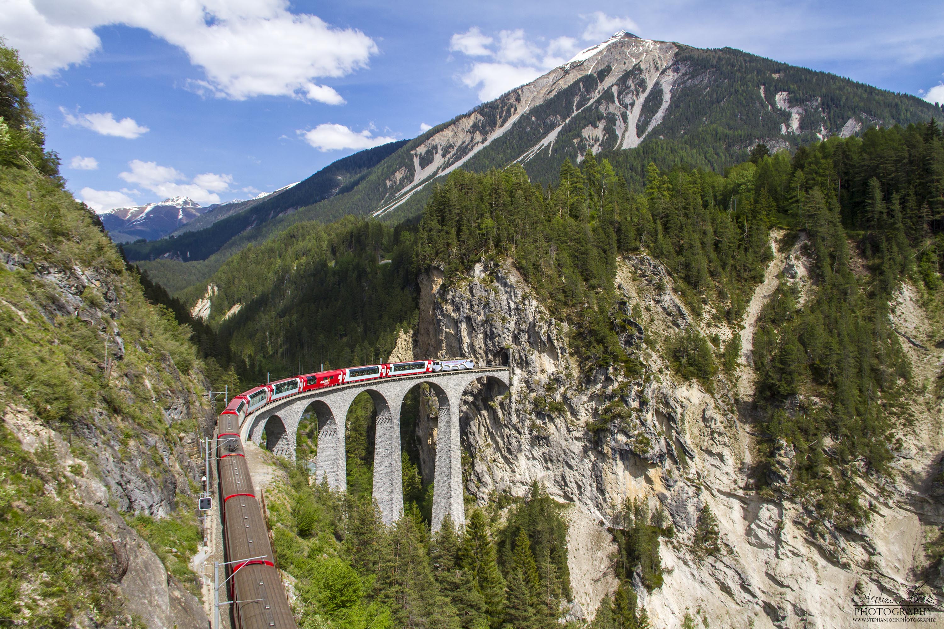 Glacier-Express auf dem Landwasserviadukt