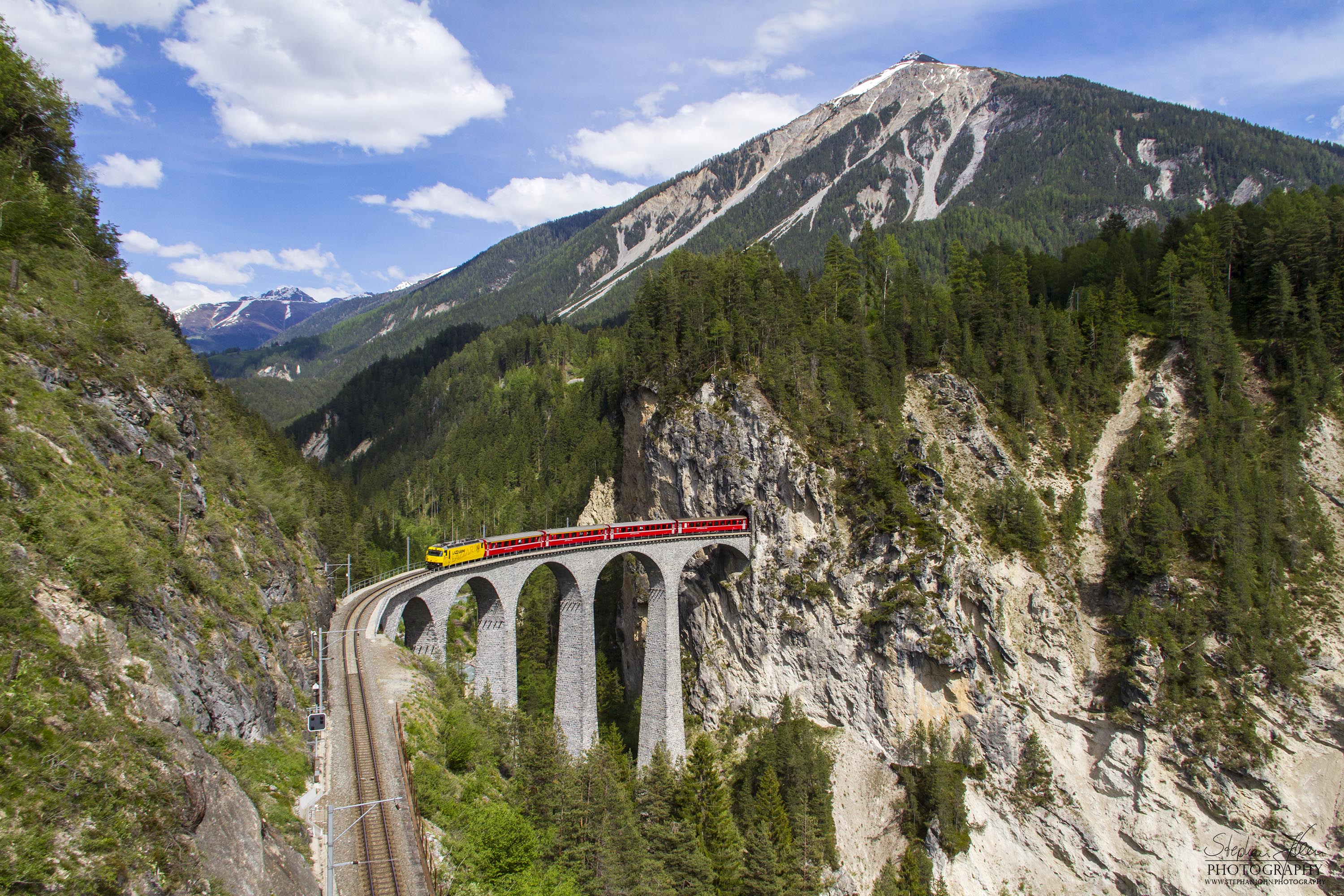 Zug IR 1152 der Rhätischen Bahn nach Chur