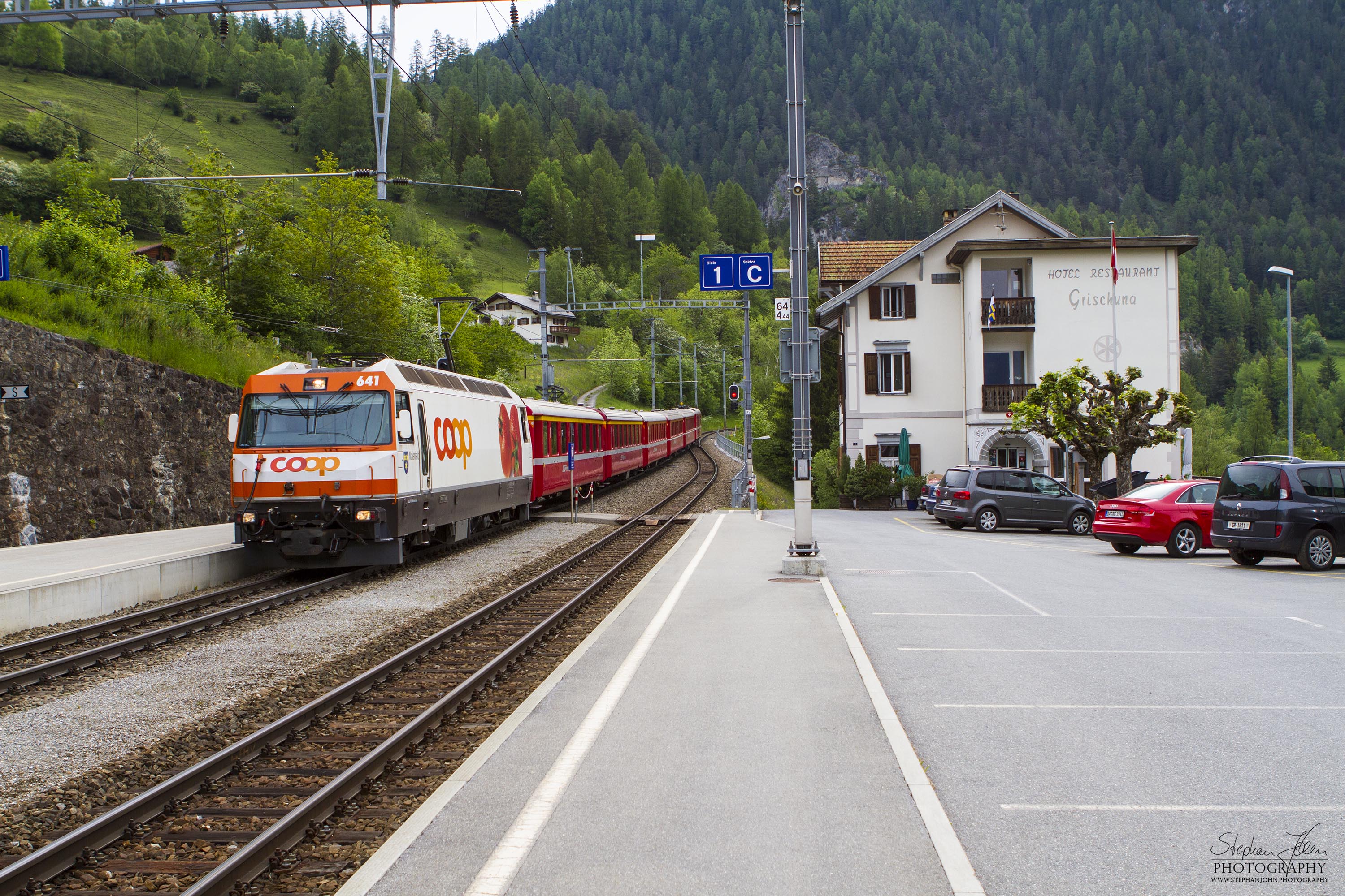 Einfahrt des Regionalzuges in den Bahnhof Filisur.