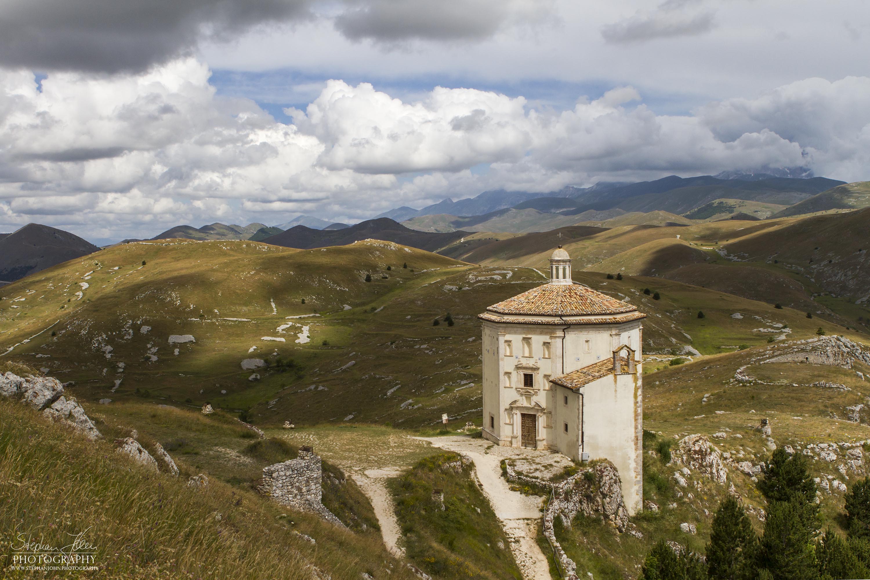 Die Kirche Santa Maria della Pietà befindet sich neben der Burg Rocca Calascio in der Gemeinde Calascio