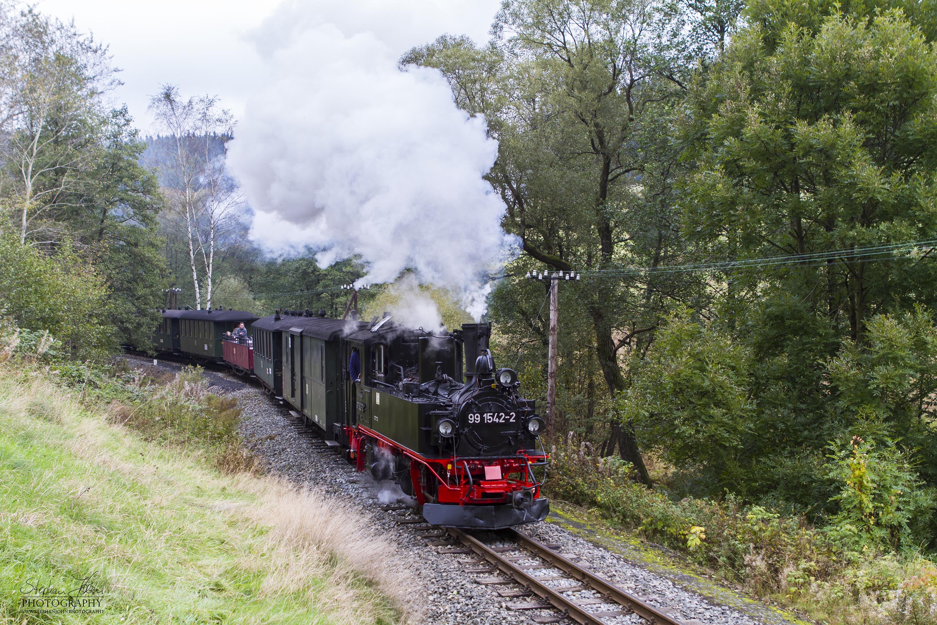 Zug 15 der Preßnitztalbahn von Steinbach nach Jöhstadt kurz vor dem Bahnhof Jöhstadt