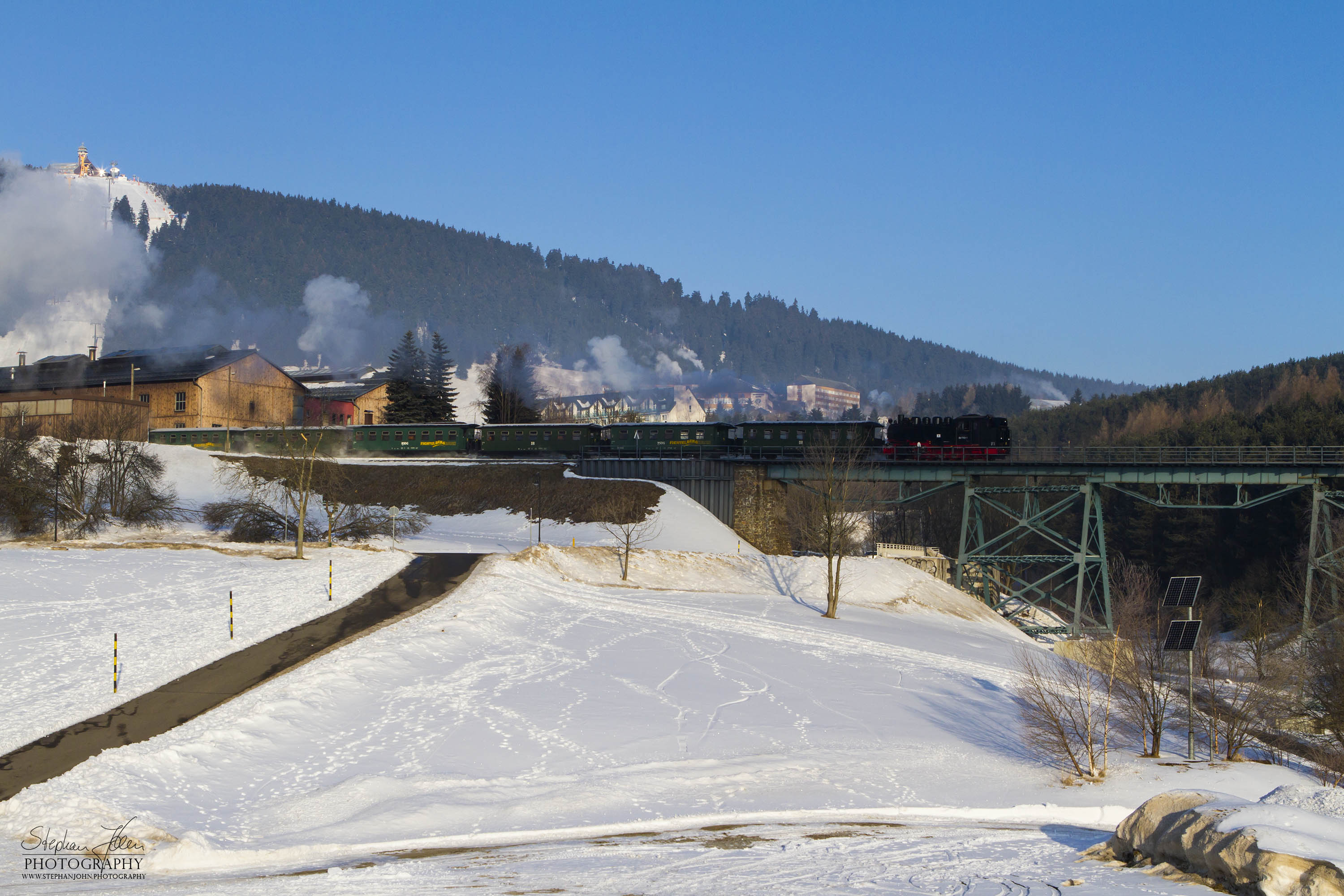 Der erste Zug des Tages P 1000 verläßt den Bahnhof Oberwiesenthal