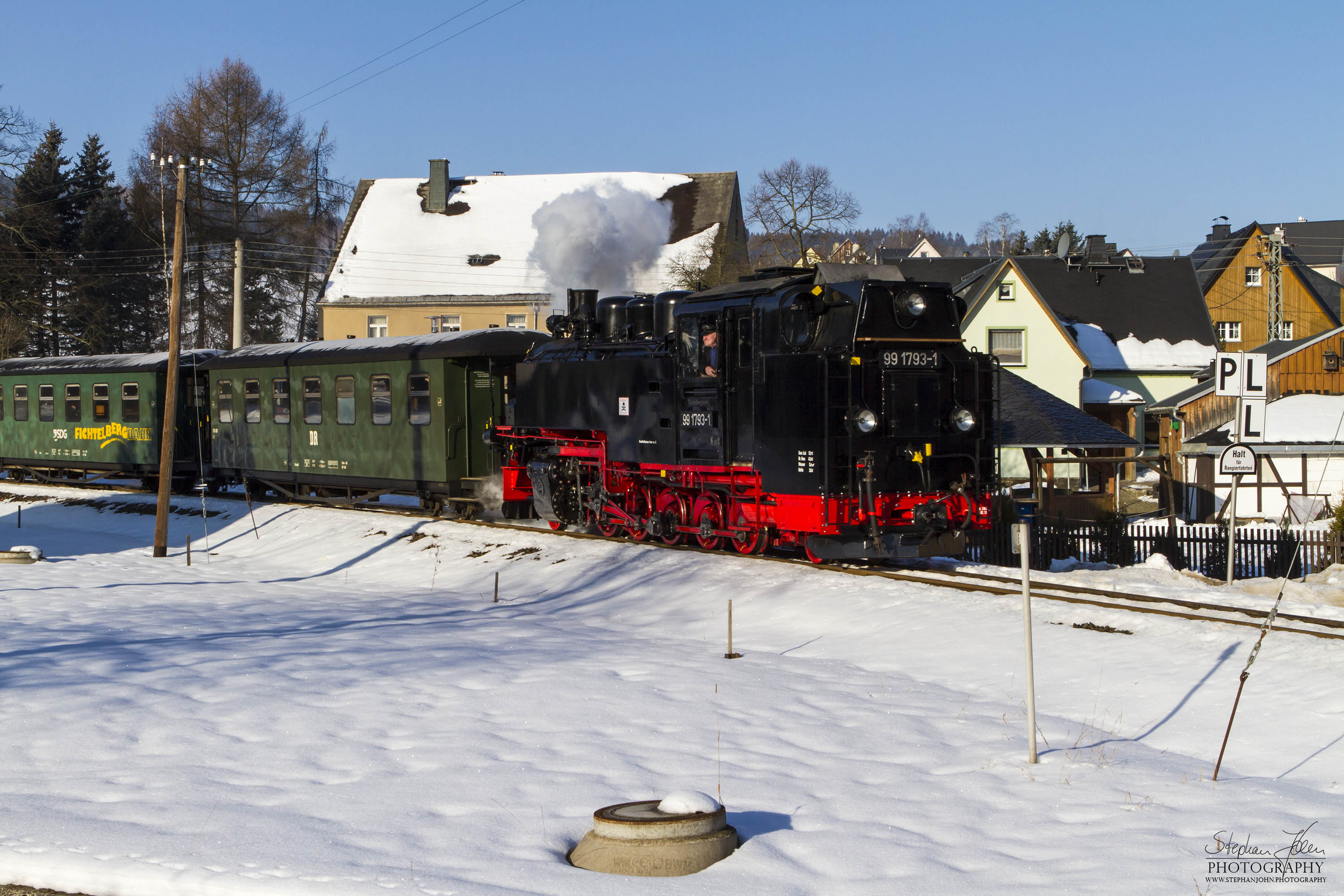 Zug P1000 an der Einfahrt in den Bahnhof Neudorf