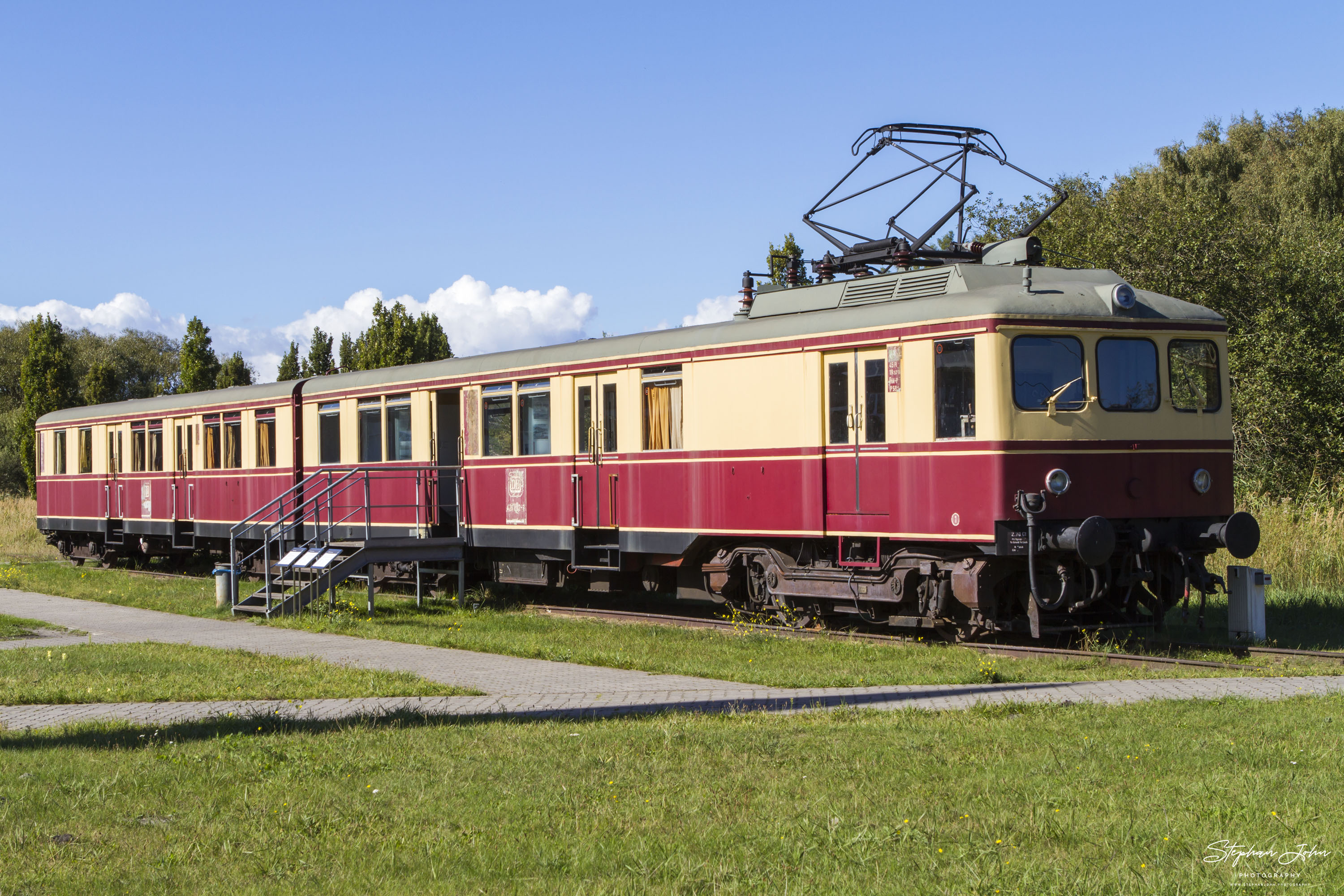 Ein Triebwagen der Baureihe ET 26 (426 002/826 602) der ehemaligen Werkbahn in Peenemünde.