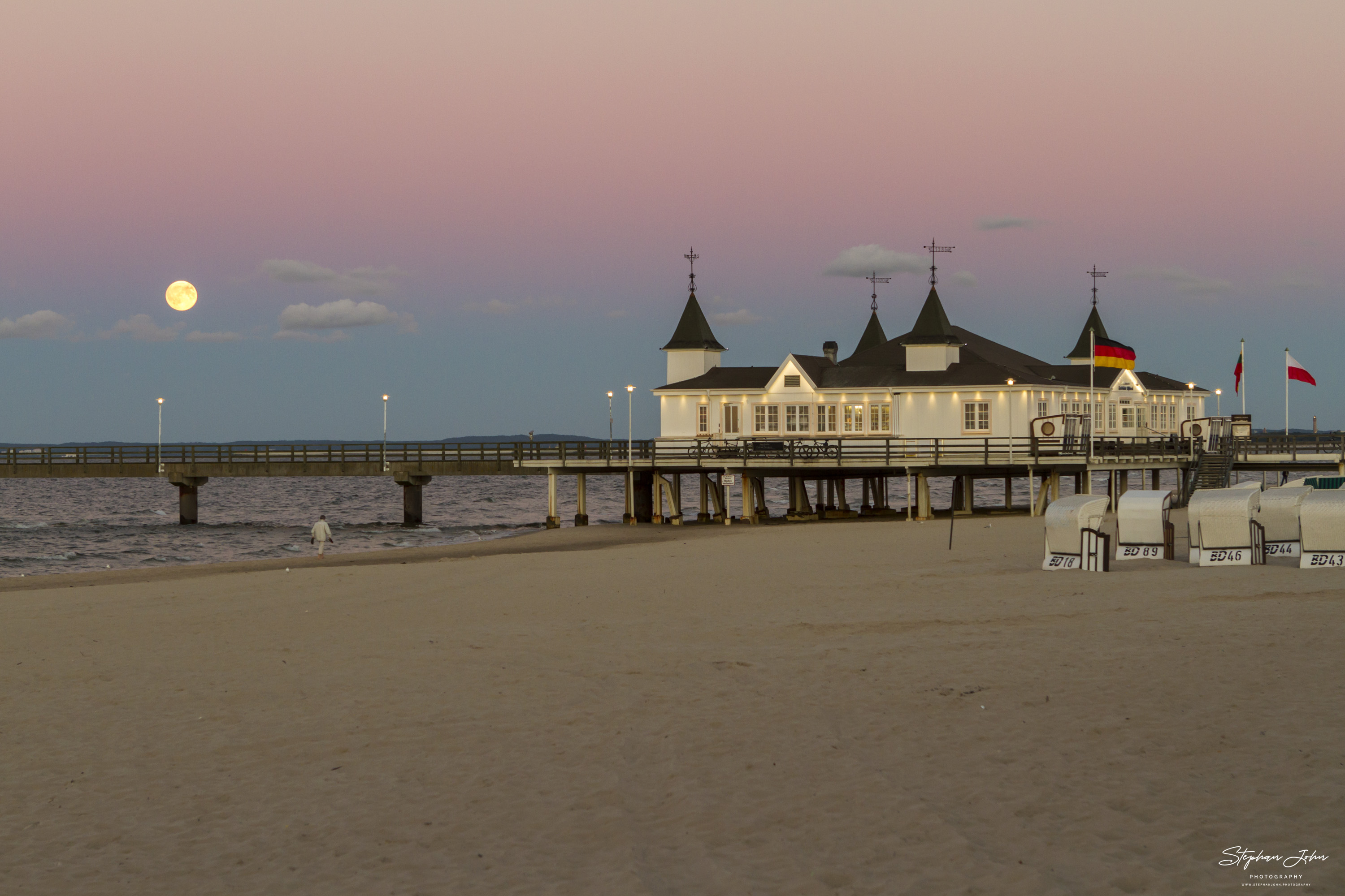 Seebrücke in Ahlbeck (Insel Usedom) bei Vollmond