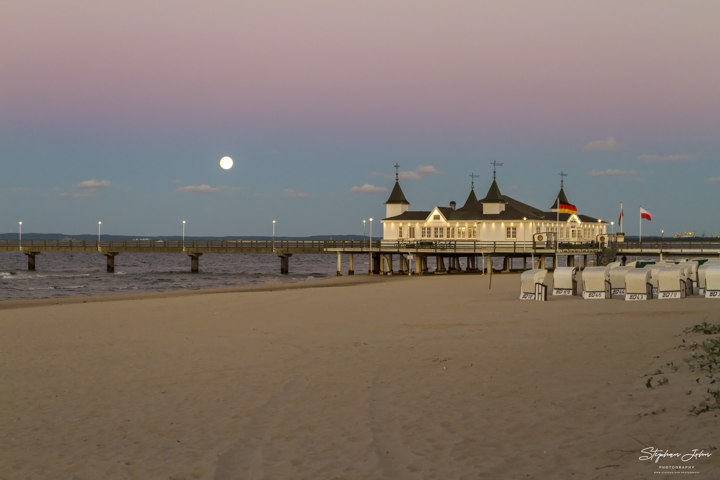 Seebrücke in Ahlbeck bei Vollmond