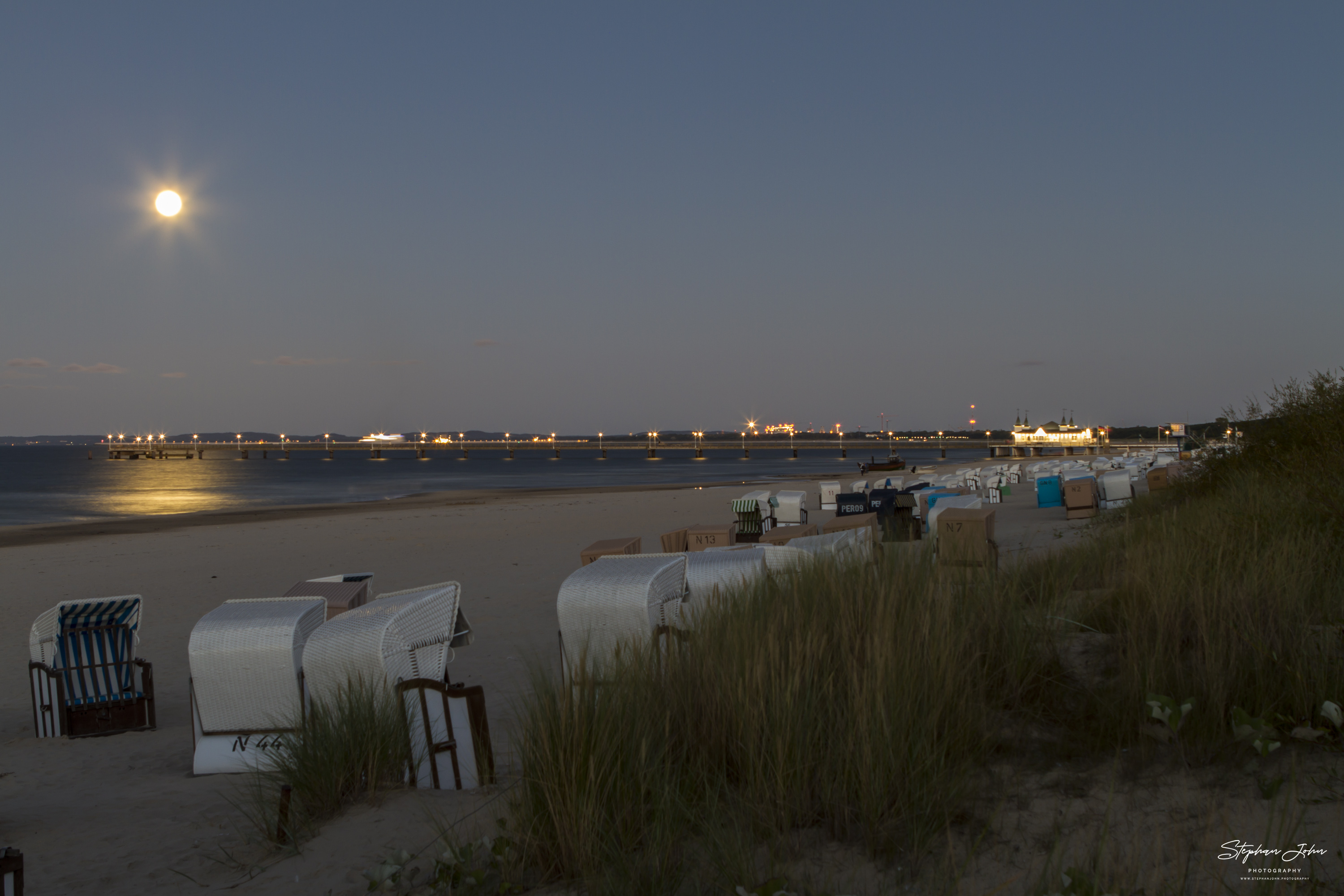 Seebrücke in Ahlbeck (Insel Usedom) bei Vollmond