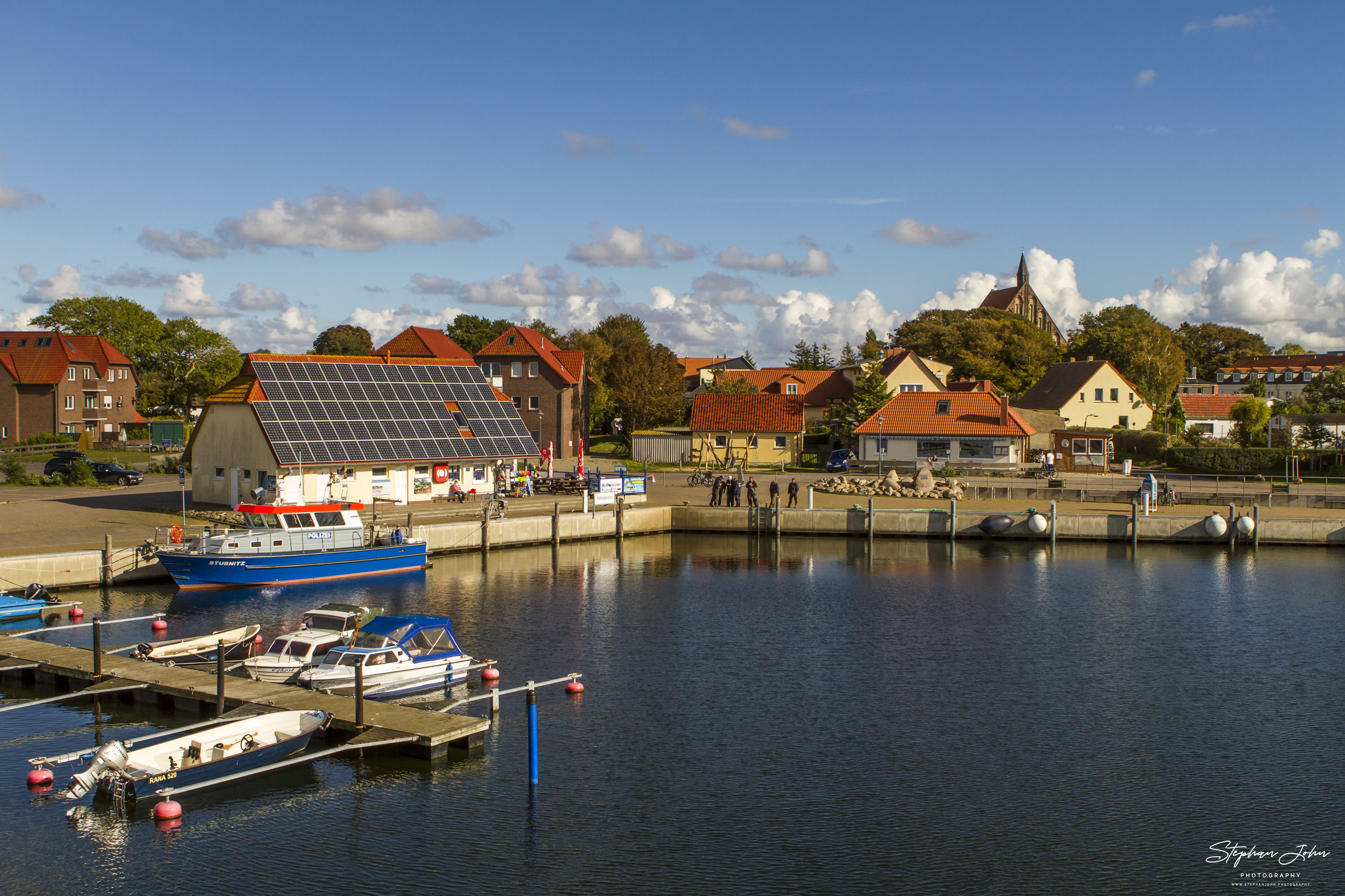 Blick auf den kleinen Hafen von Wiek