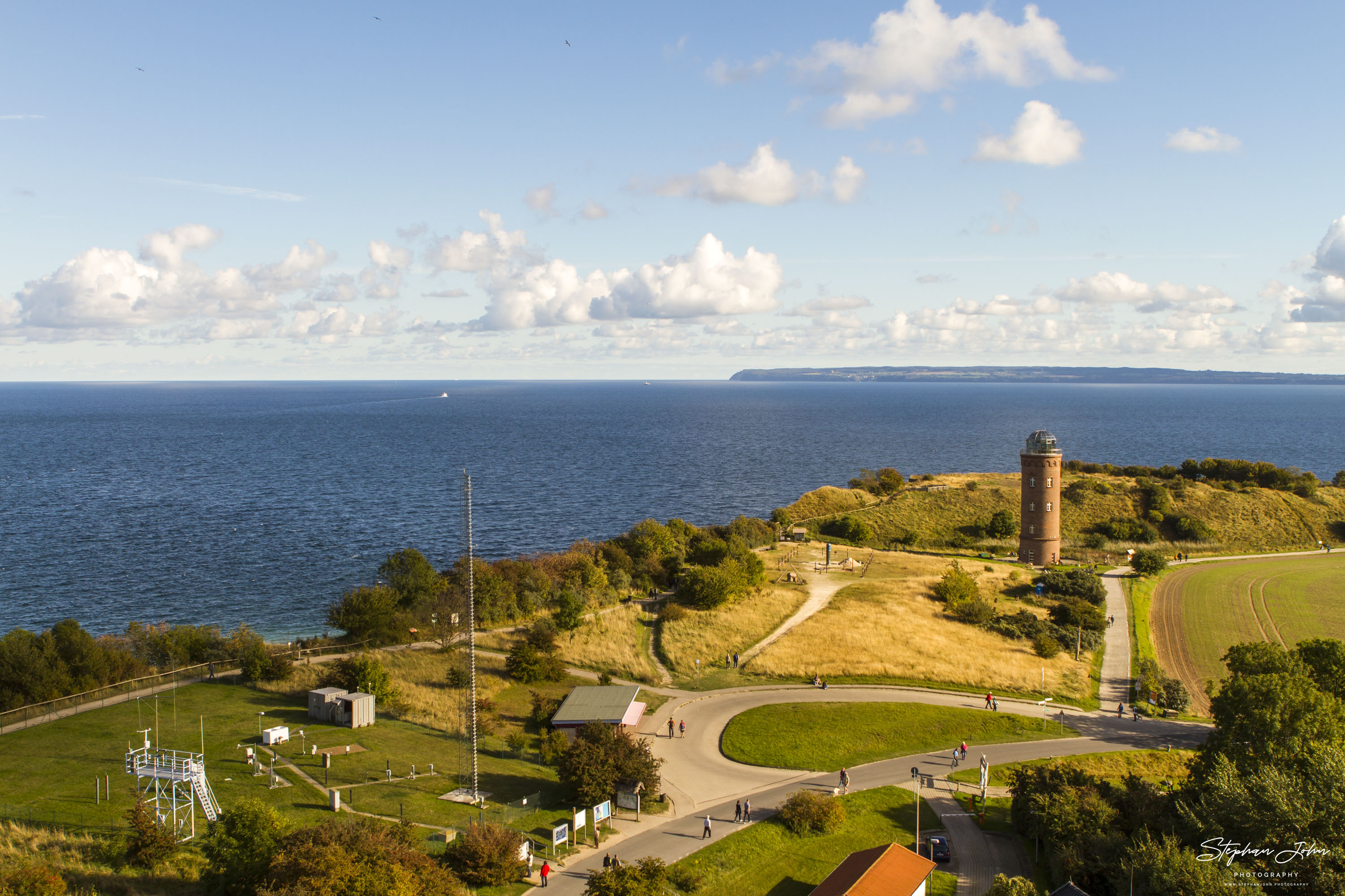 Blick vom Leuchtturm in Kap Arkona zum Peilturm. Im Hintergrund ist Lohme und der Nationalpark Jasmund zu sehen.