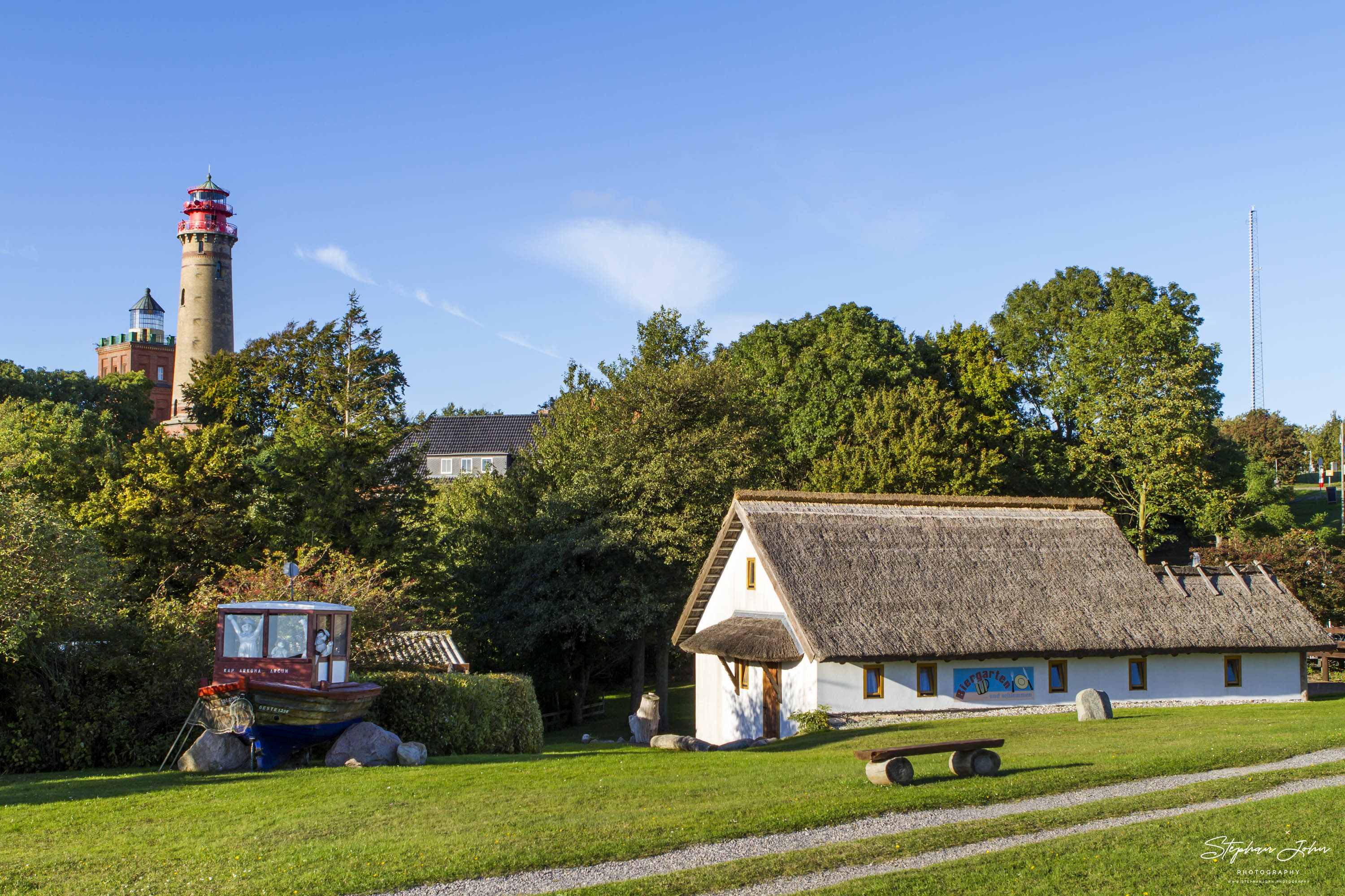 Gaststätte am Kap Arkona. Im Hintergrund die beiden Leuchttürme.