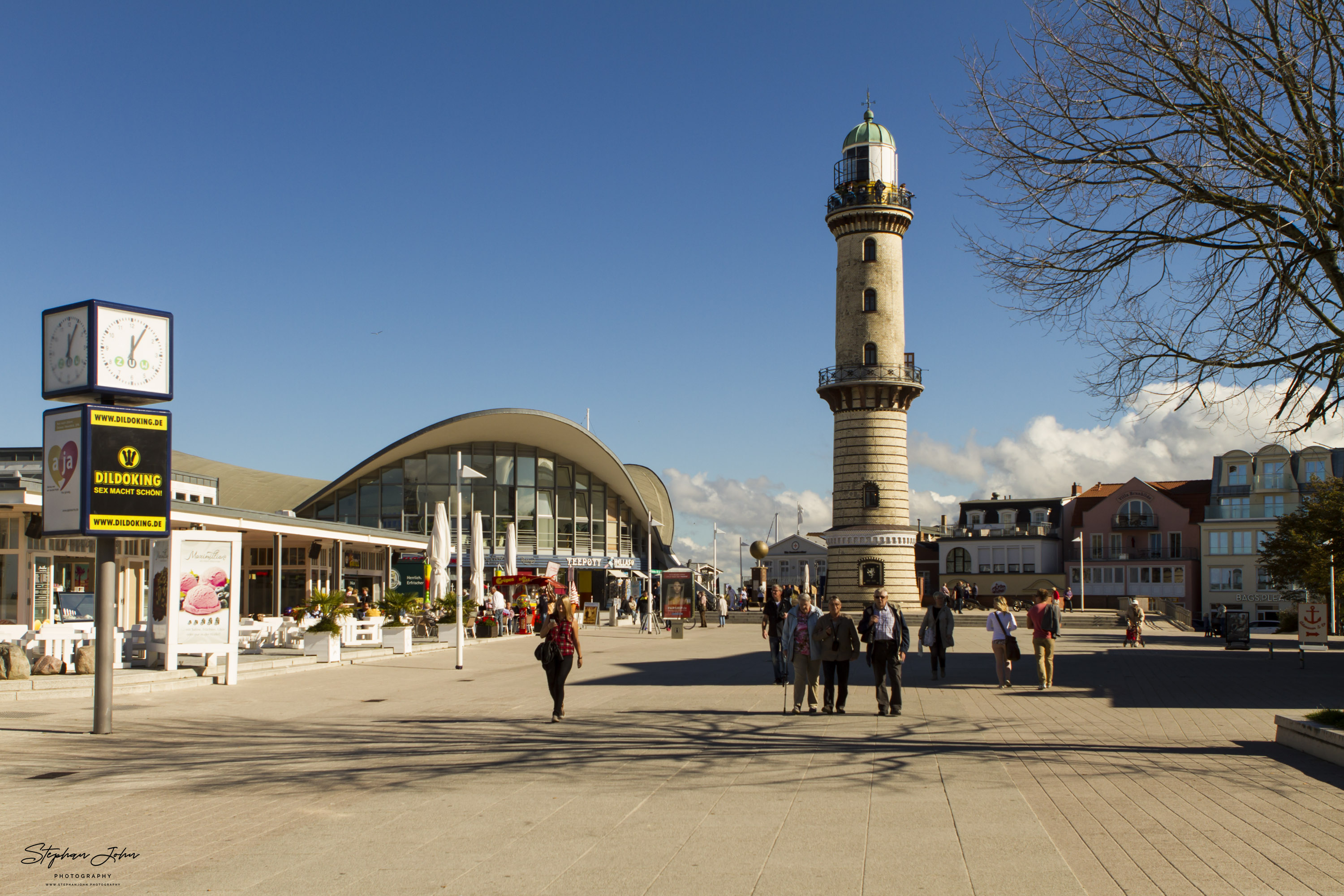 Teepott und Leuchtturm in Warnemünde