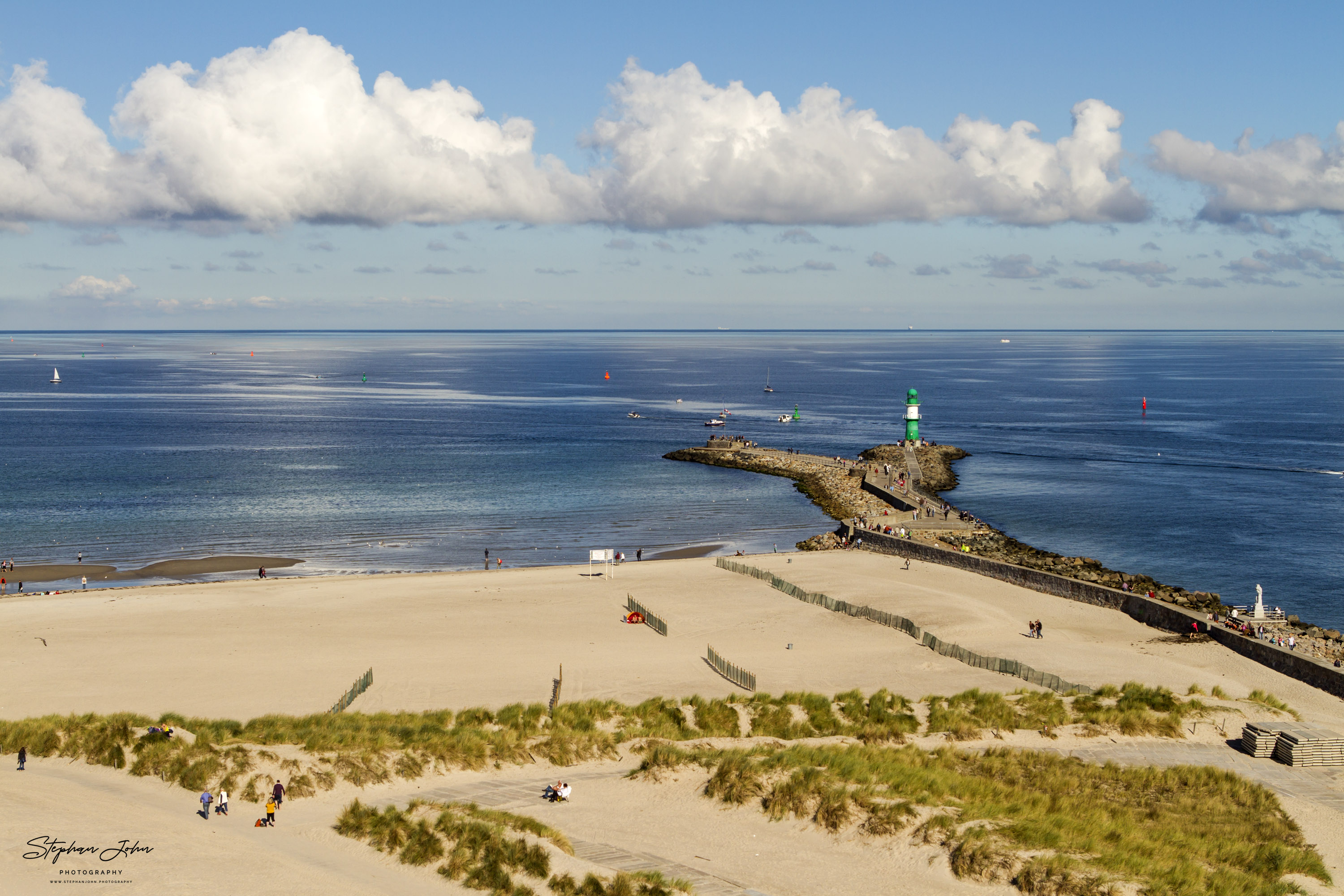 Mole mit Leuchtturm für das Molenfeuer in Warnemünde