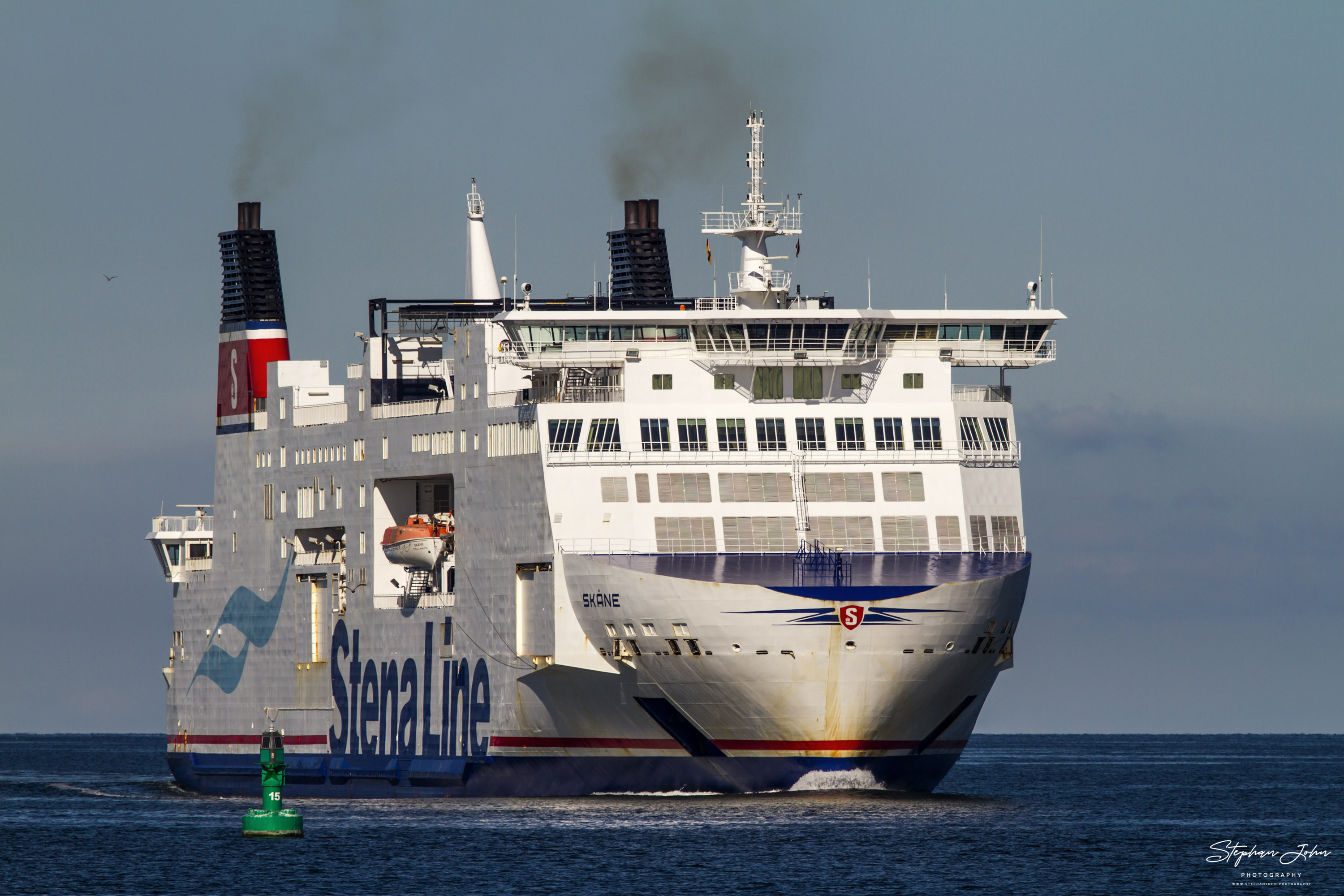 Fähre Skåne von Trelleborg vor der Hafeneinfahrt in Warnemünde