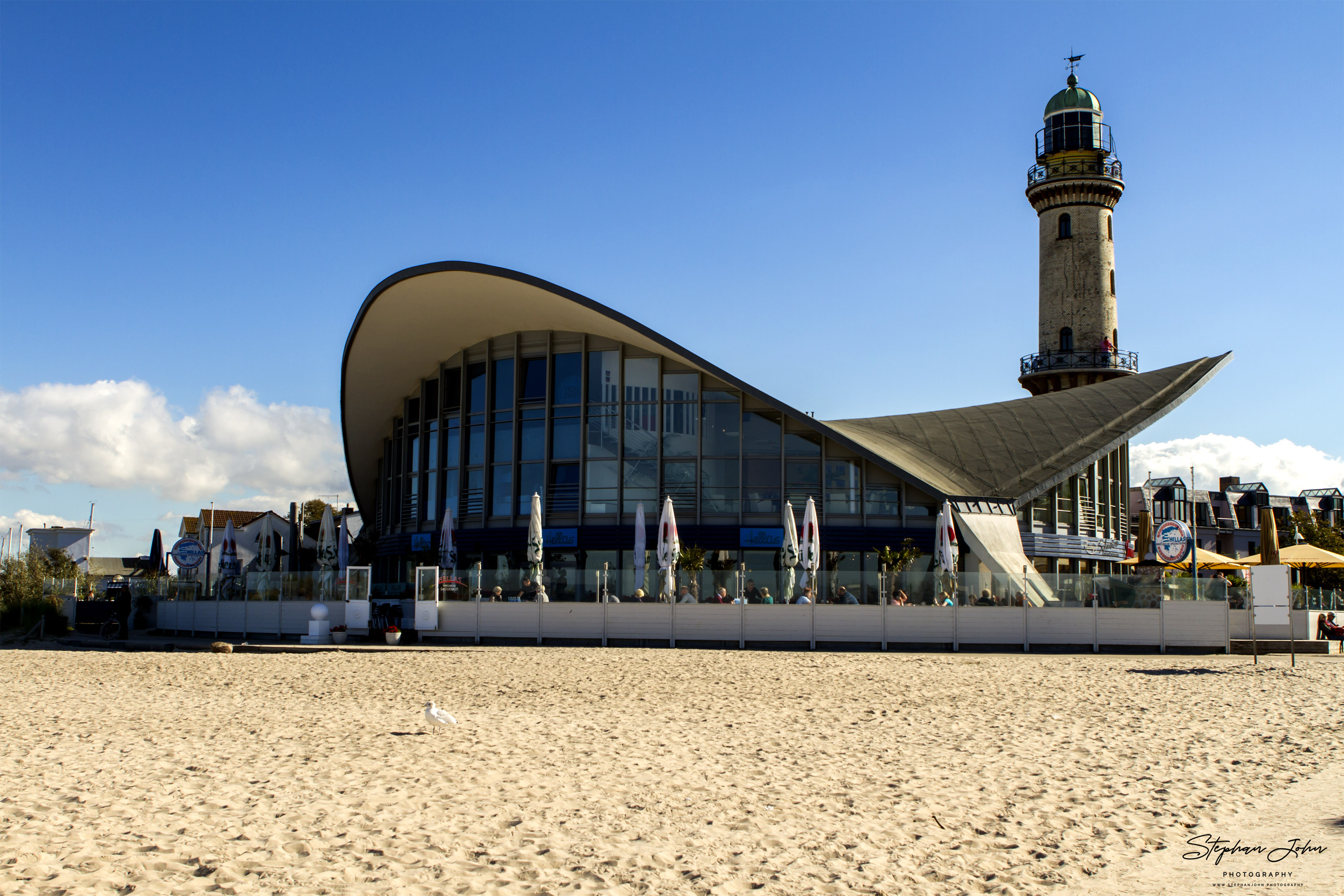 Teepott und Leuchtturm am Strand von Warnemünde