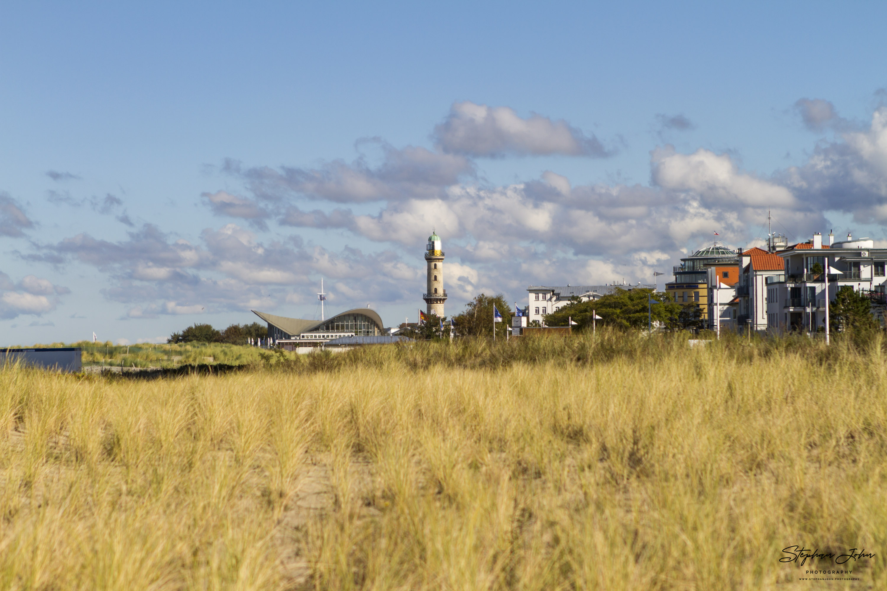 Blick über die Düne zum Teepott  und zum Leuchtturm Warnemünde