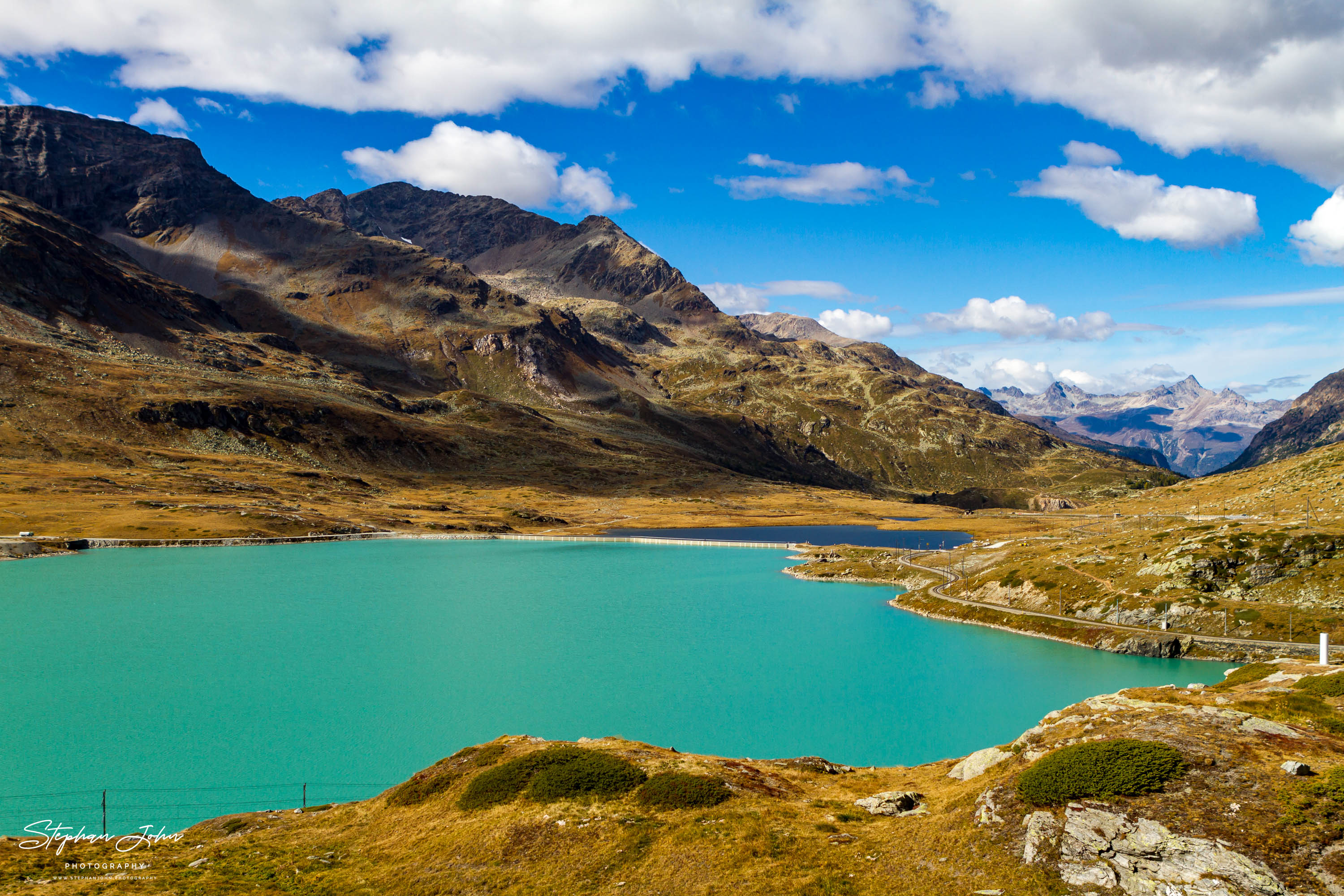 Lago Bianco und dahinter der Lago Nero am Berninapass