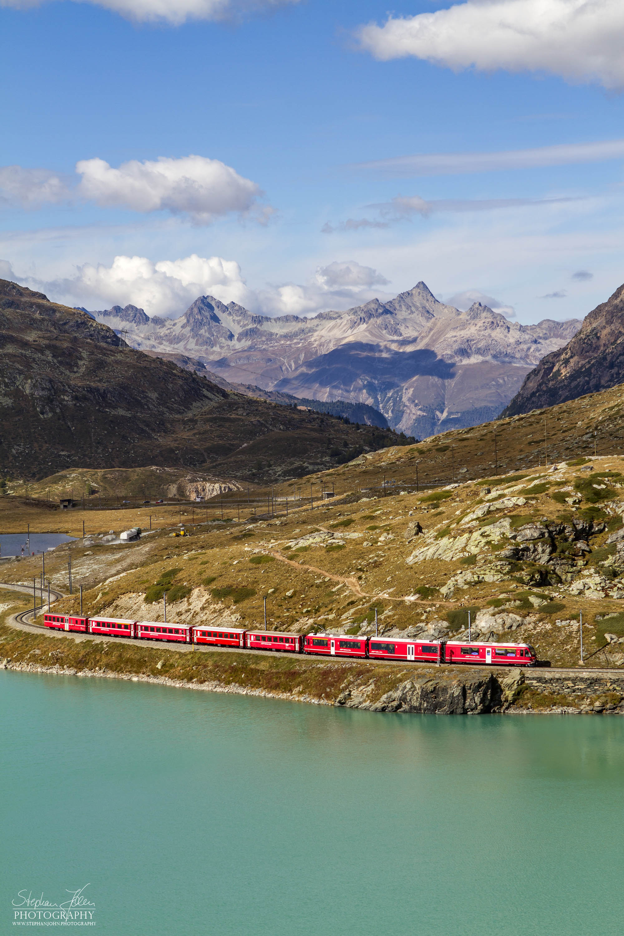 Zug 1629 der RhB kurz vor dem Bahnhof Ospizio Bernina am Lago Bianco.