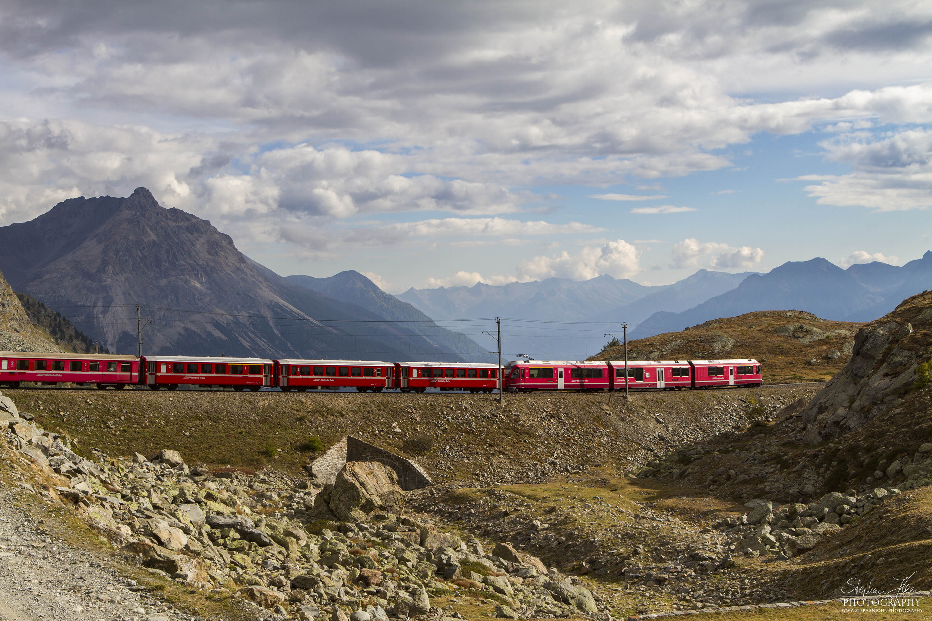 Zug 1641 der RhB von St. Moritz nach Tirano kurz nach dem Berninapass