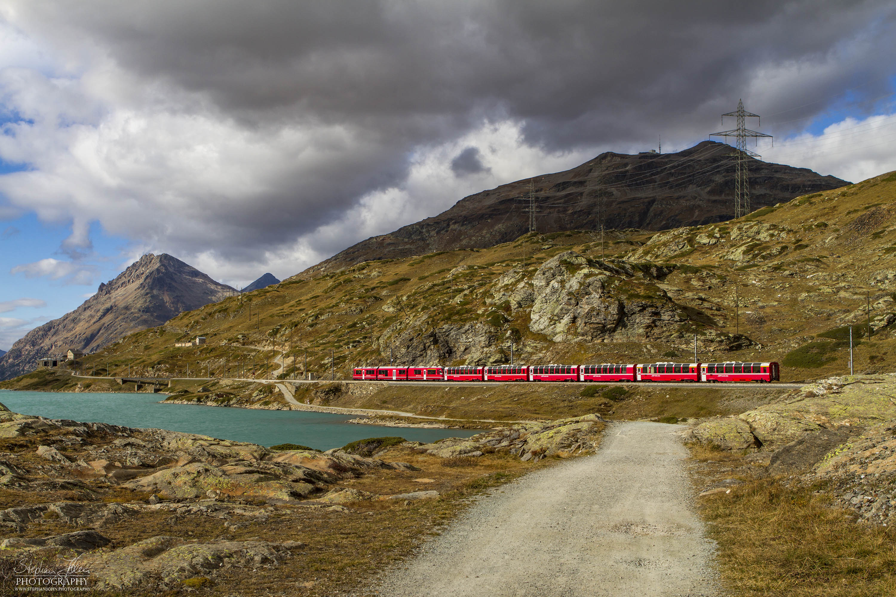 Berninaexpress BEX 950 von Tirano nach Chur am Berninapass kurz vor dem Bahnhof Ospizio Bernina