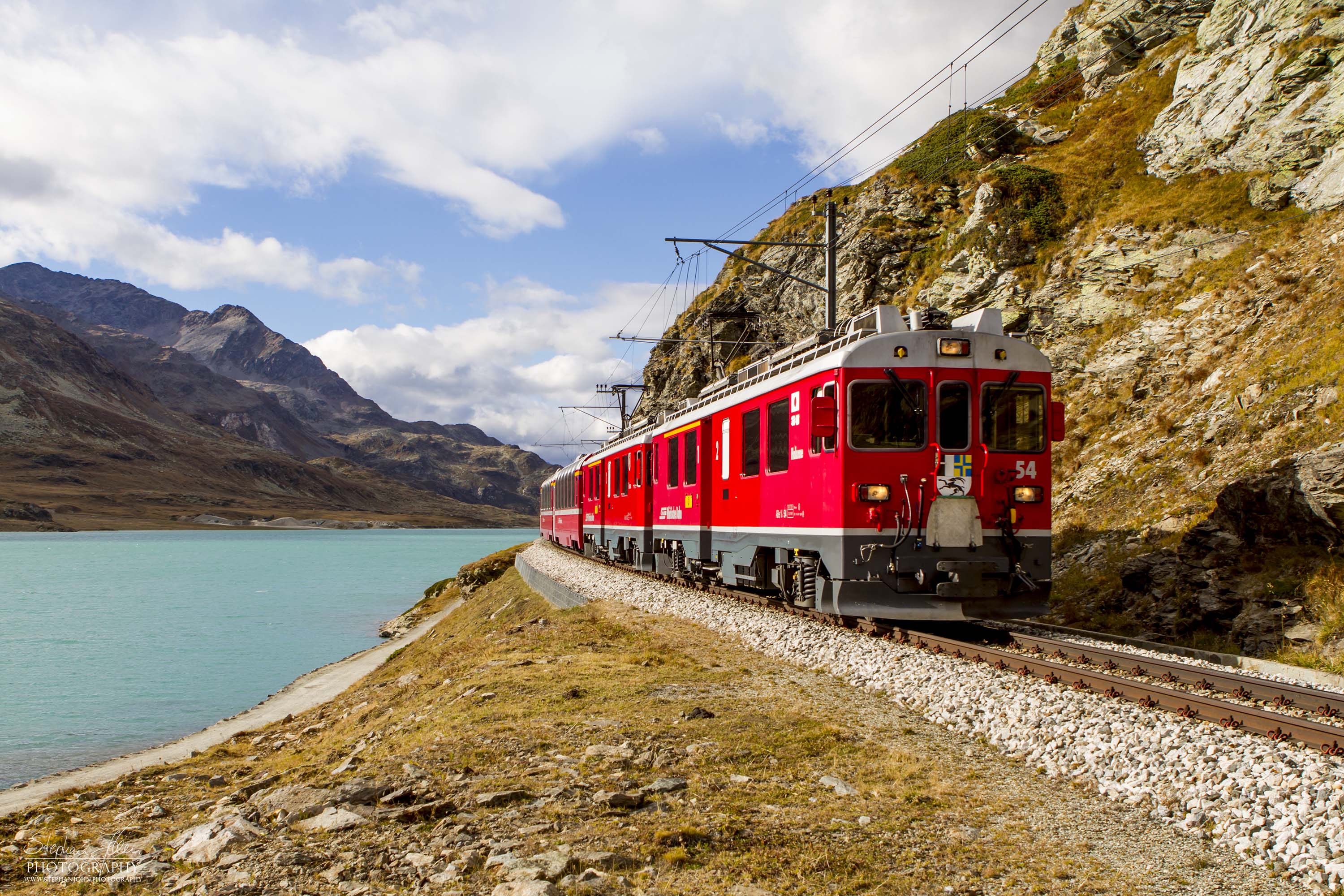 Berninaexpress BEX 975 von St. Moritz nach Tirano am Berninapass neben dem Lago Bianco