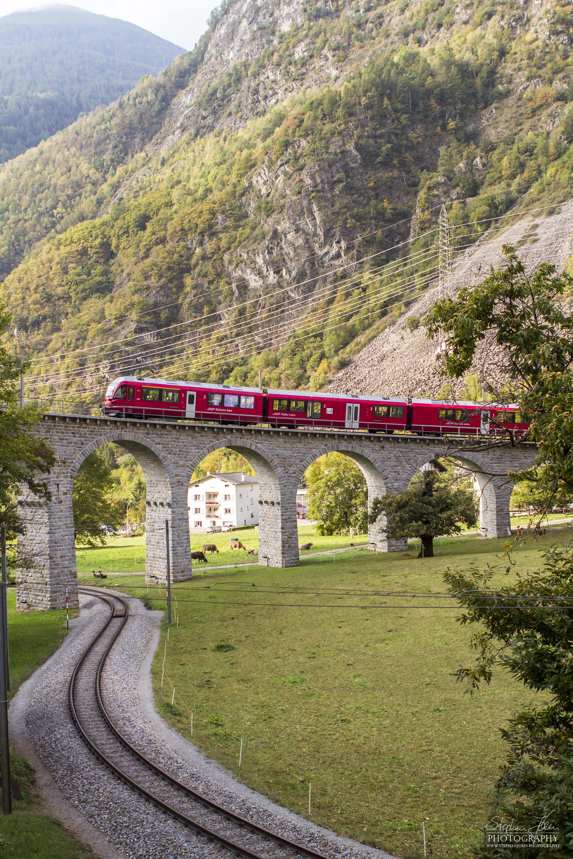 Zug RhB 1640 von Tirano nach St. Moritz auf dem Kreisviadukt in Brusio