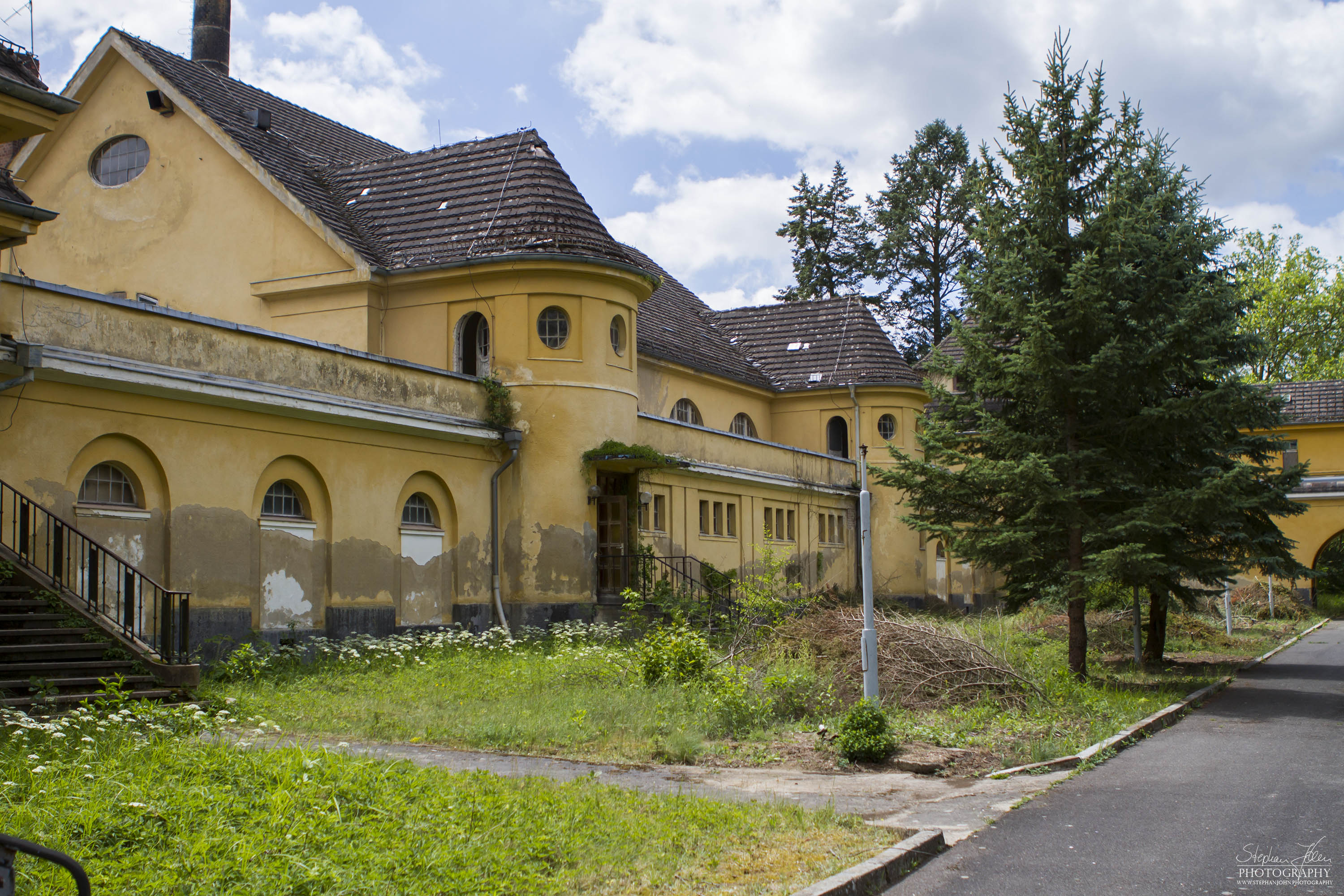 Eingang zum Schwimmbad in den Offiziershäusern von Wünsdorf