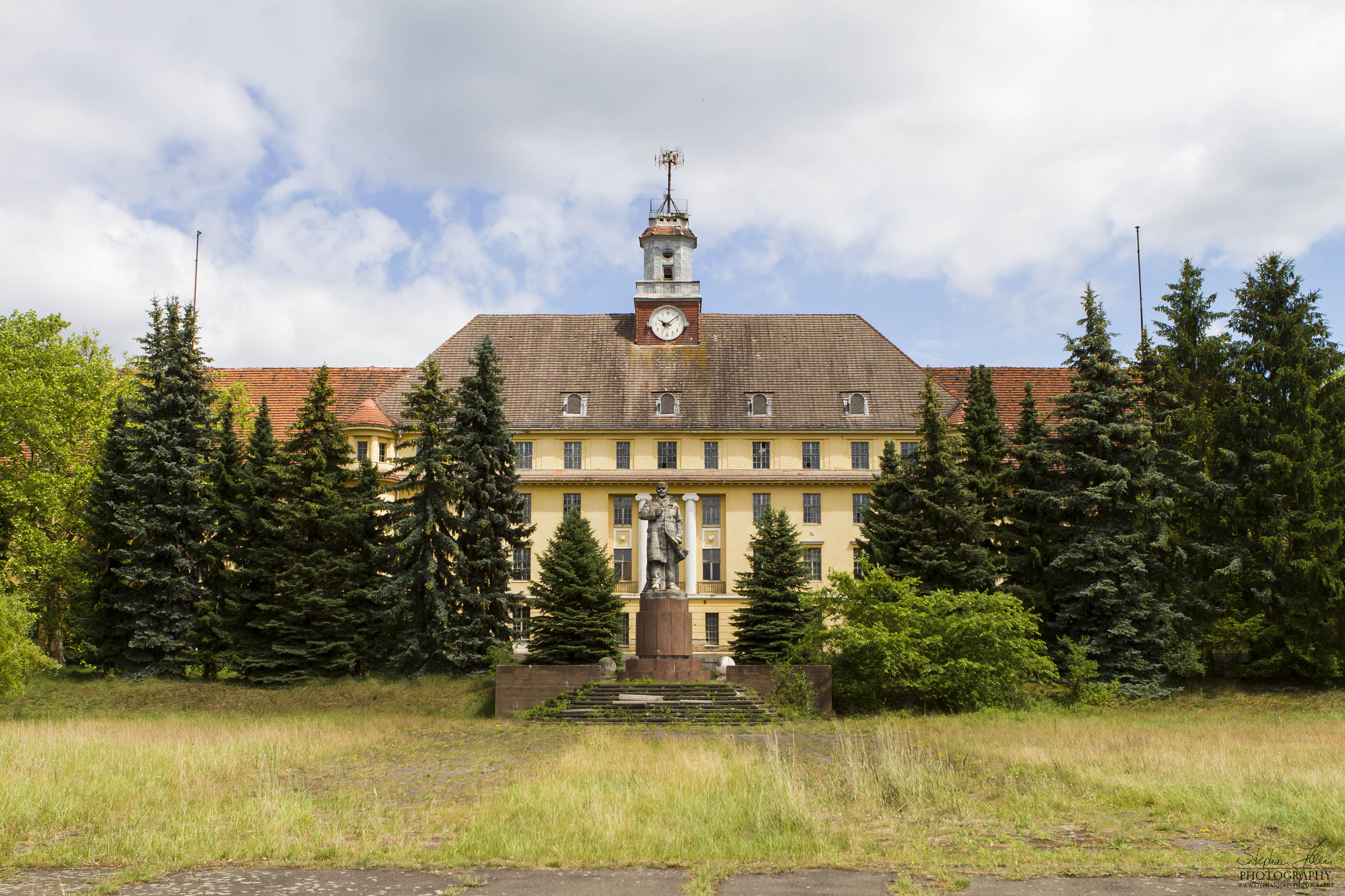 Haupthaus der alten Offiziershäuser in Wünsdorf mit Lenin-Denkmal