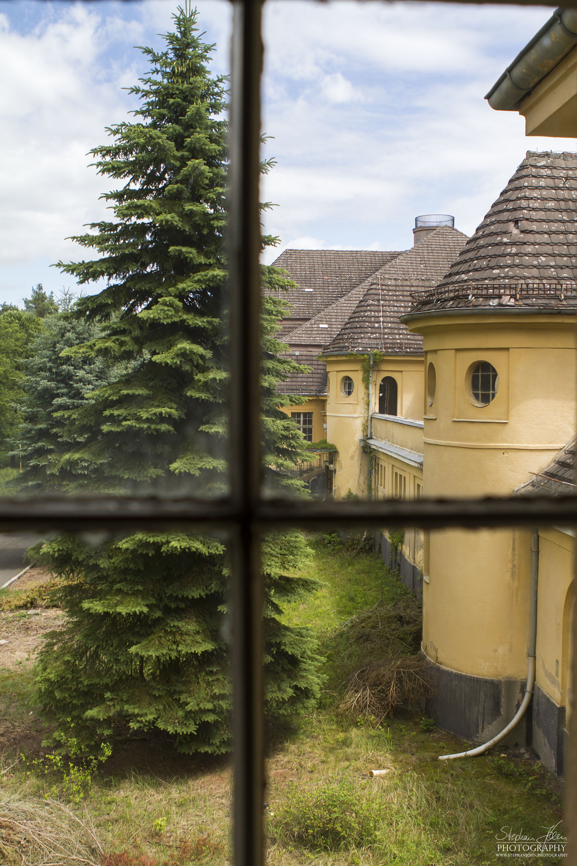 Blick aus einem Fenster zum Schwimmbadkomplex