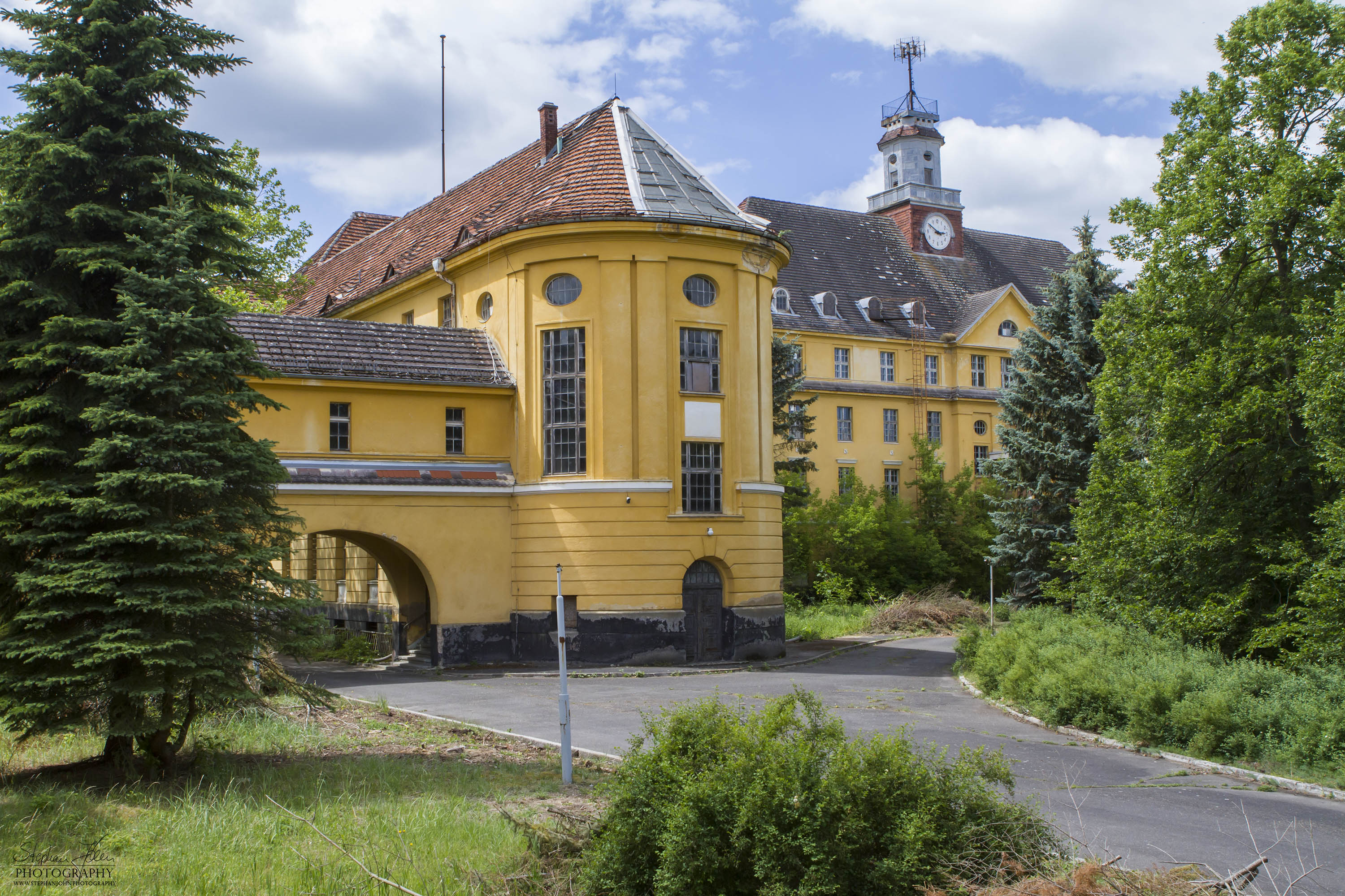 In den alten Offiziershäusern von Wünsdorf. Blick vom Schwimmbad zum Haupthaus.