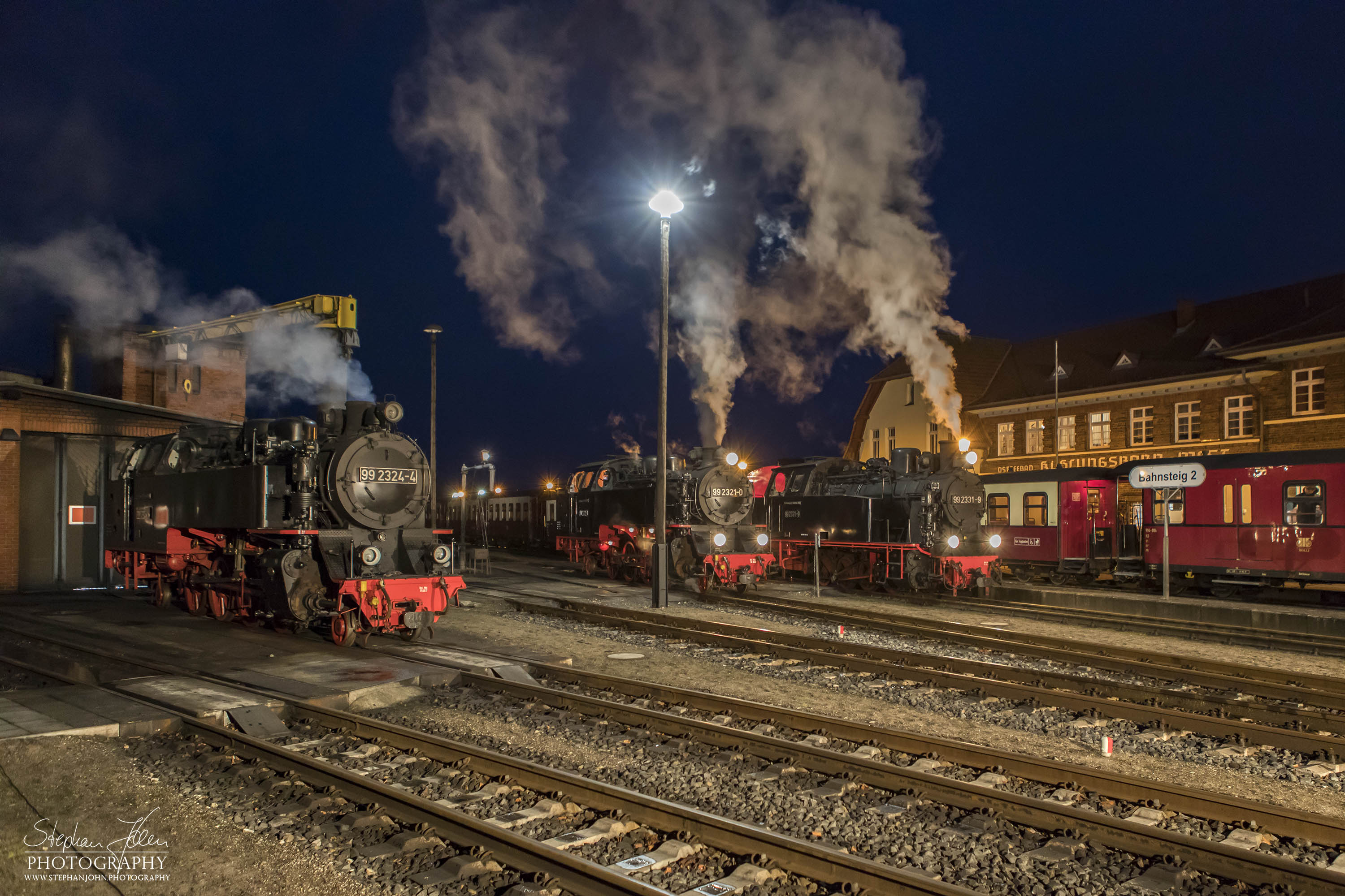 Lok 99 2324-4, 99 2321-0 und 99 2331-9 im Bahnhof Kühlungsborn West