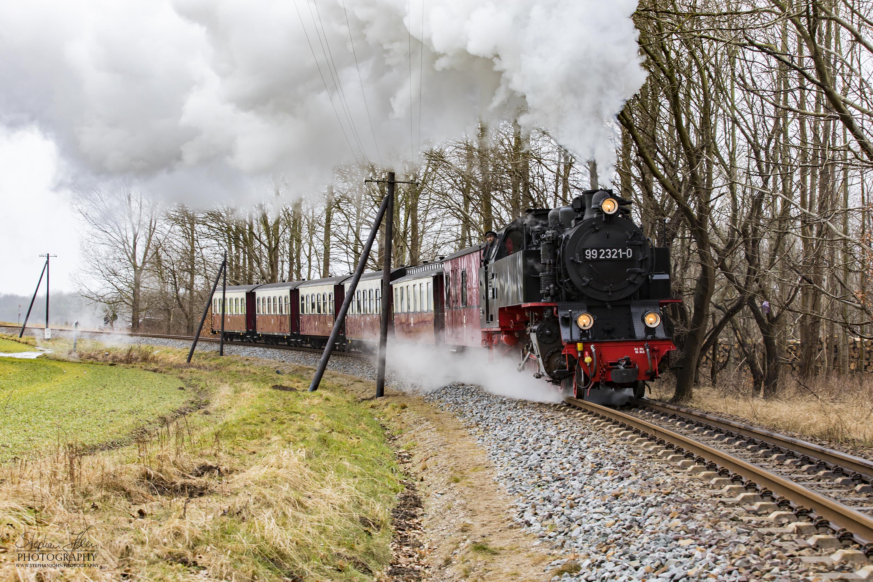 Lok 99 2321-0 mit einem Personenzug der Epoche IV zwischen dem Haltepunkt Steilküste und dem Bahnhof Heiligendamm. Die Zugbildung entspricht der Zeit zwischen 1980 und 1983, als die Personenwagen modernisiert wurden.