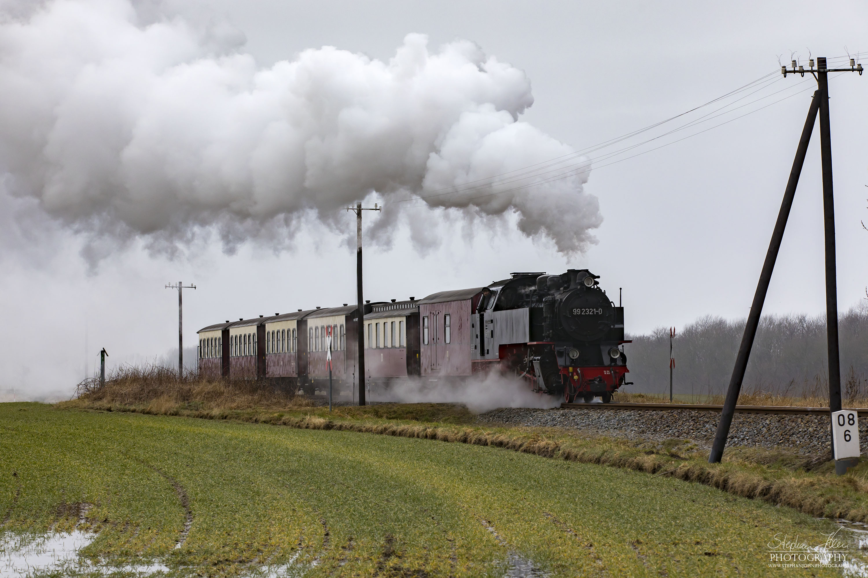 Lok 99 2321-0 mit einem Personenzug der Epoche IV zwischen dem Haltepunkt Steilküste und dem Bahnhof Heiligendamm. Die Zugbildung entspricht der Zeit zwischen 1980 und 1983, als die Personenwagen modernisiert wurden.