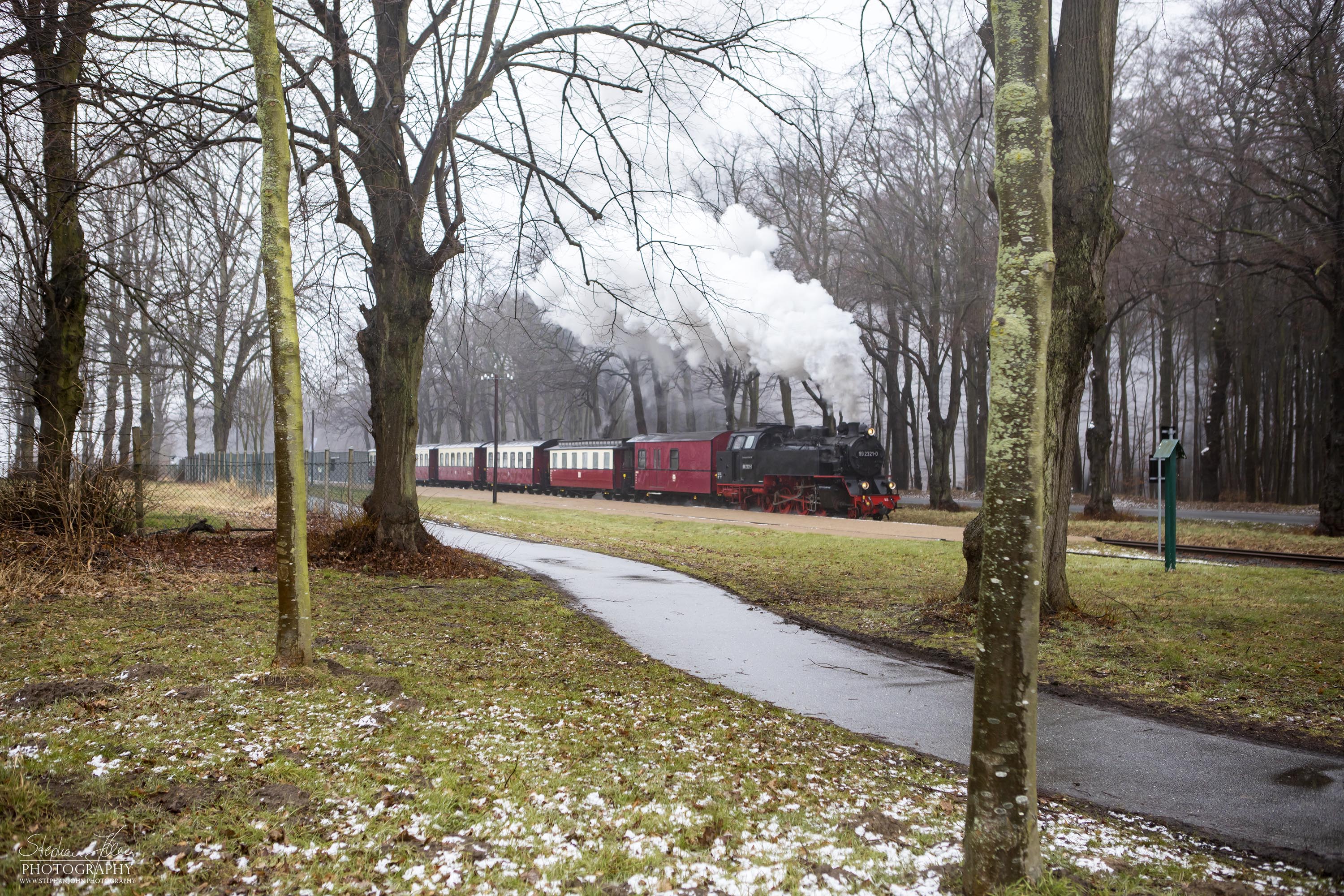 Lok 99 2321-0 mit einem Personenzug der Epoche IV im Bf Rennbahn. Die Zugbildung entspricht der Zeit zwischen 1980 und 1983, als die Personenwagen modernisiert wurden.