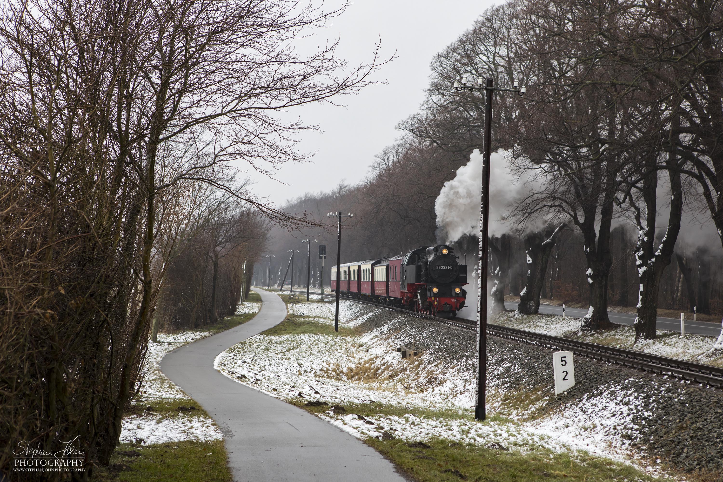 Lok 99 2321-0 mit einem Personenzug der Epoche IV zwischen Bf Heiligendamm und Bf Rennbahn. Die Zugbildung entspricht der Zeit zwischen 1980 und 1983, als die Personenwagen modernisiert wurden.