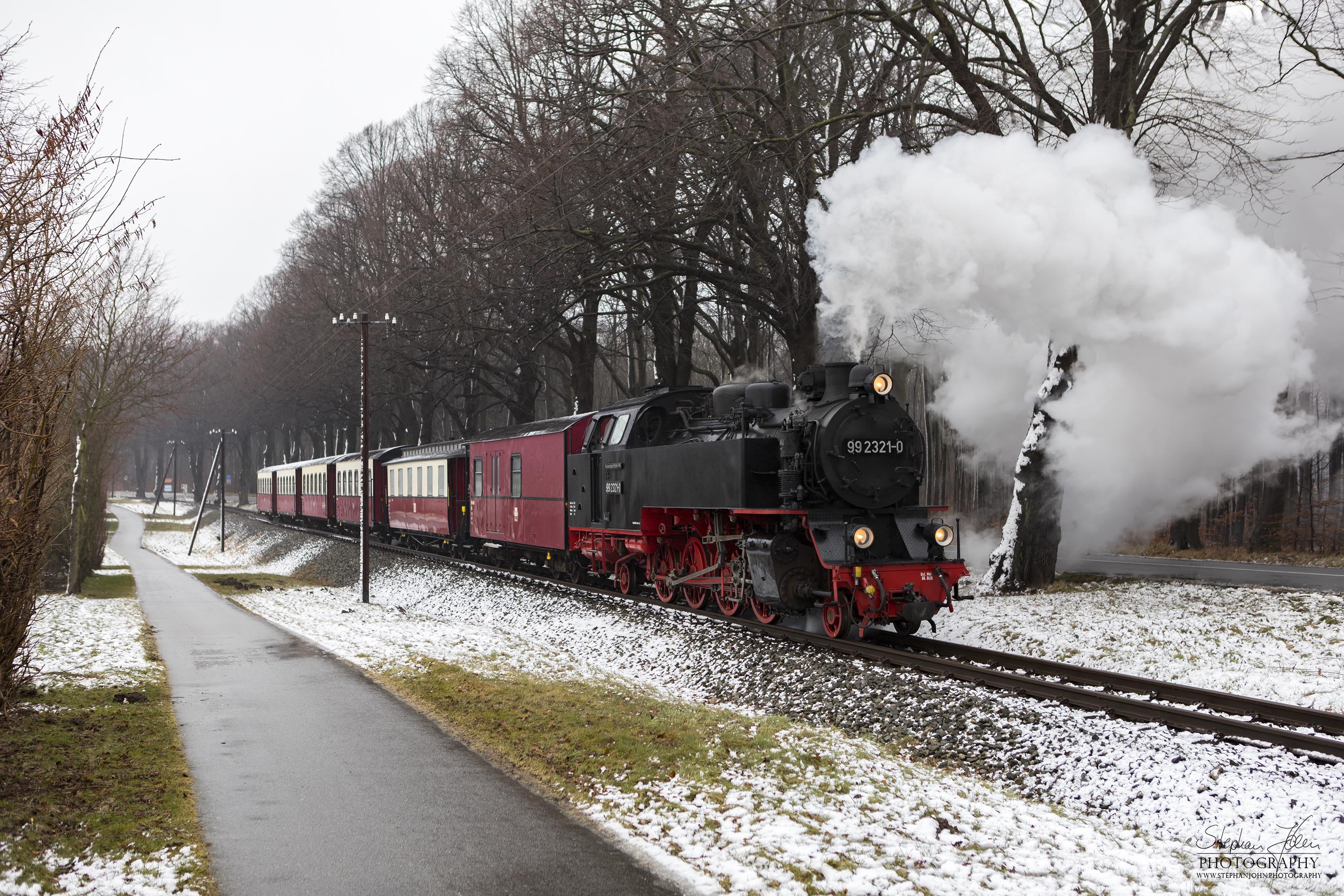 Lok 99 2321-0 mit einem Personenzug der Epoche IV zwischen Bf Heiligendamm und Bf Rennbahn. Die Zugbildung entspricht der Zeit zwischen 1980 und 1983, als die Personenwagen modernisiert wurden.