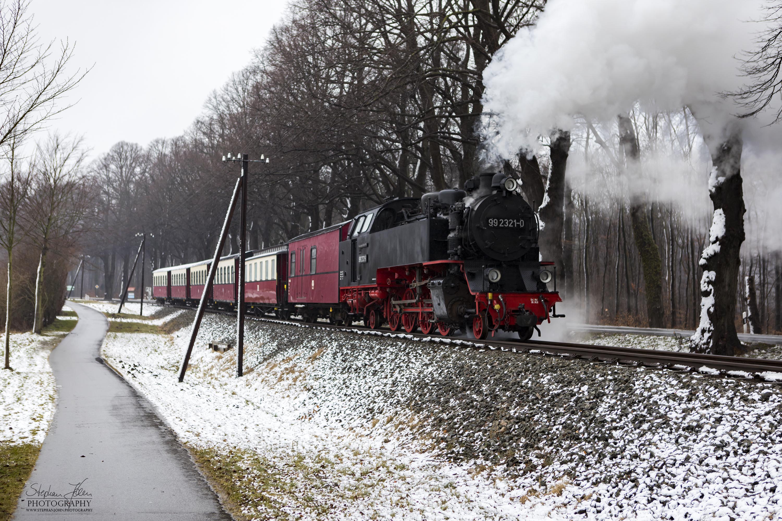 Lok 99 2321-0 mit einem Personenzug der Epoche IV zwischen Bf Heiligendamm und Bf Rennbahn. Die Zugbildung entspricht der Zeit zwischen 1980 und 1983, als die Personenwagen modernisiert wurden.