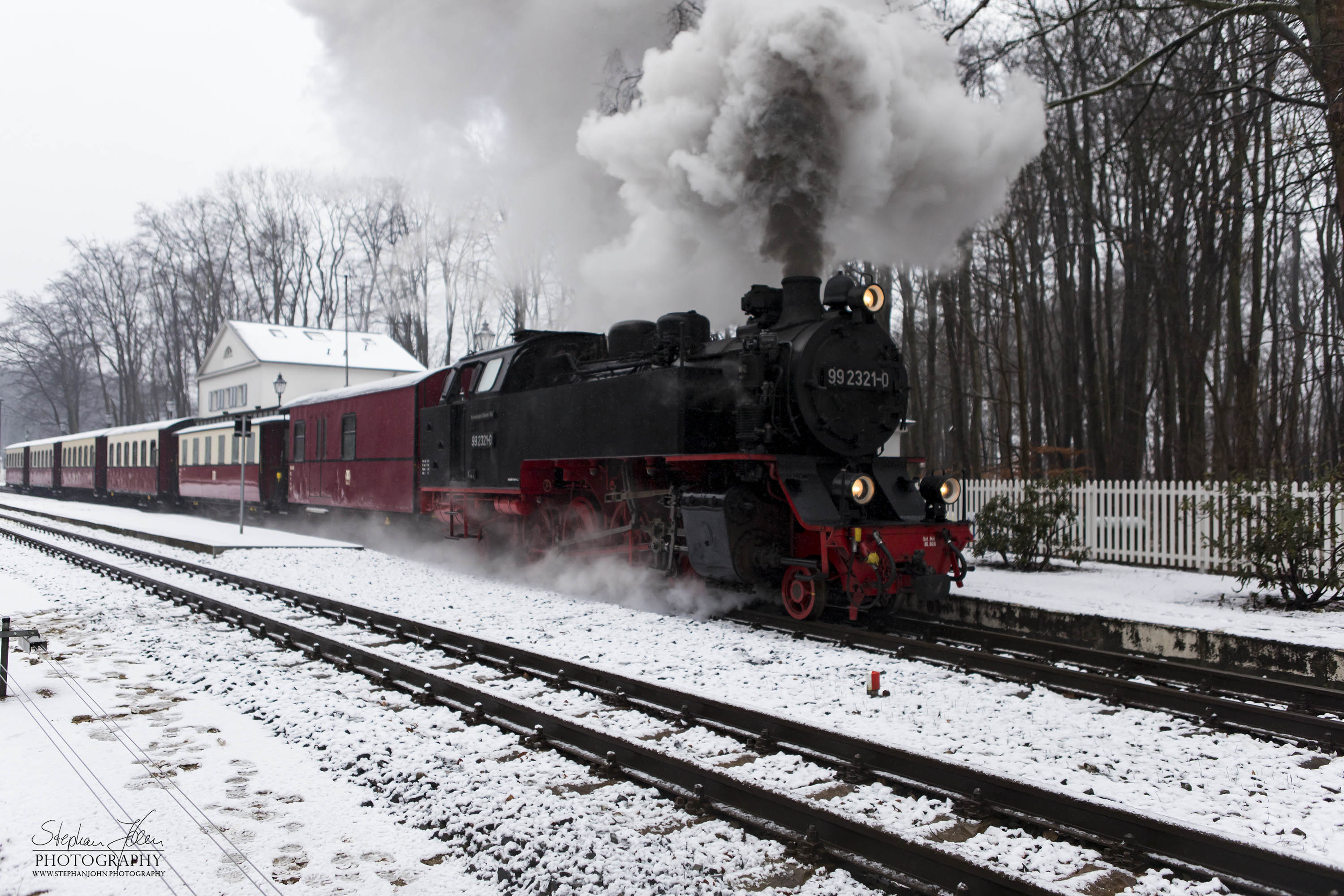 Lok 99 2321-0 mit einem Personenzug der Epoche IV während der Ausfahrt aus dem Bahnhof  Heiligendamm. Die Zugbildung entspricht der Zeit zwischen 1980 und 1983, als die Personenwagen modernisiert wurden.