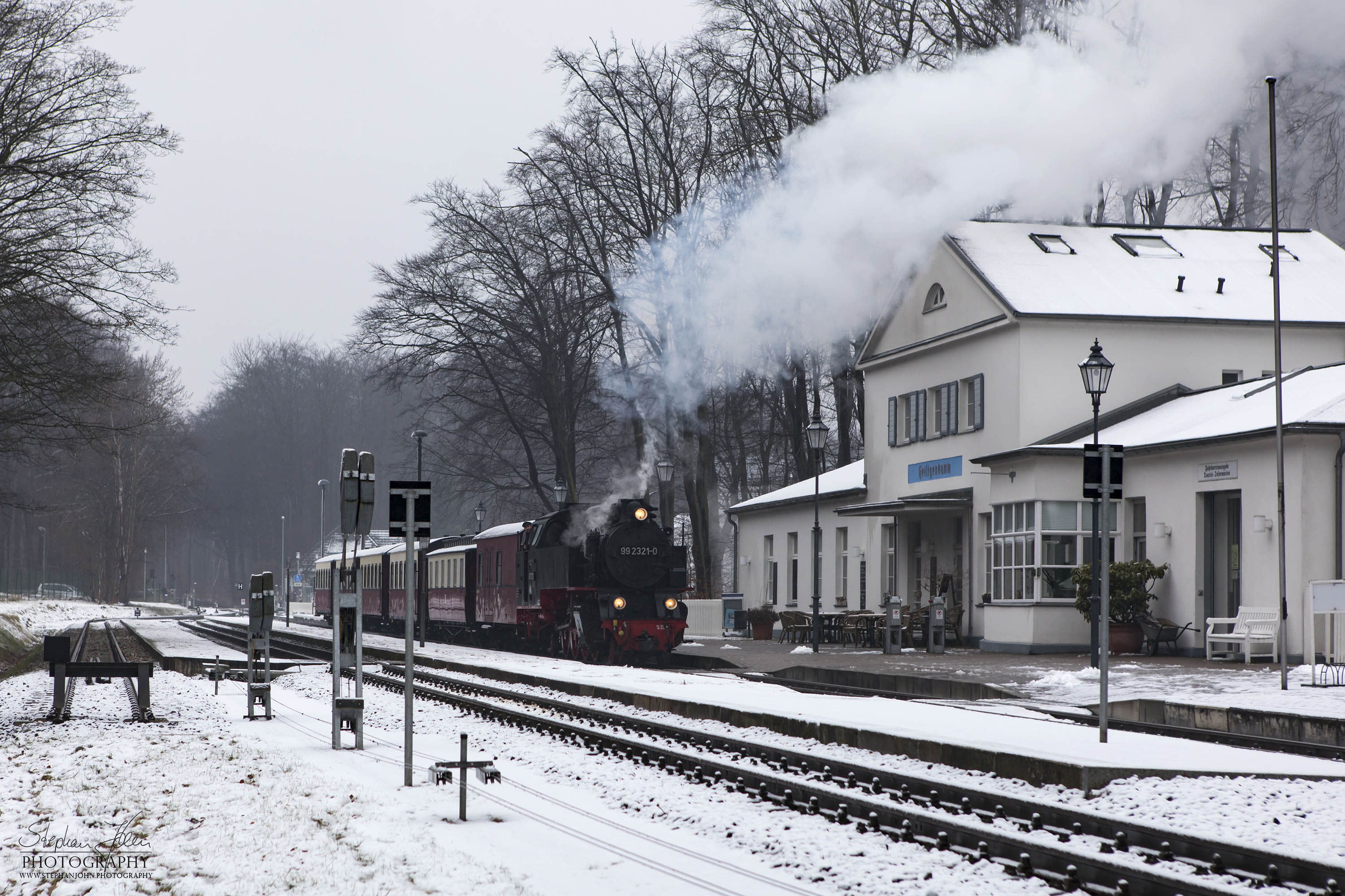 Lok 99 2321-0 mit einem Personenzug der Epoche IV während der Einfahrt in den Bahnhof  Heiligendamm. Die Zugbildung entspricht der Zeit zwischen 1980 und 1983, als die Personenwagen modernisiert wurden.
