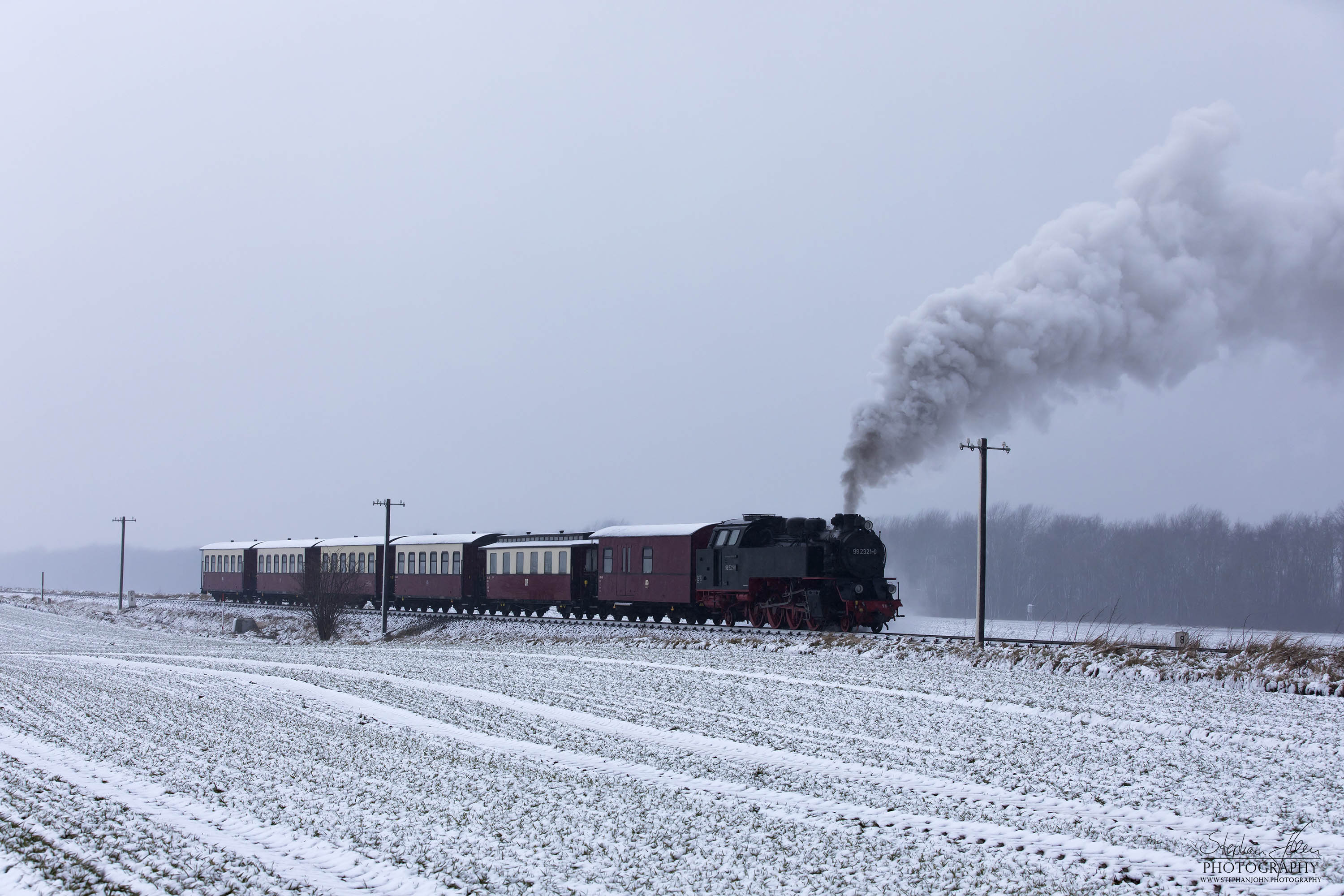 Lok 99 2321-0 mit einem Personenzug der Epoche IV zwischen HP Steilküste und Heiligendamm. Die Zugbildung entspricht der Zeit zwischen 1980 und 1983, als die Personenwagen modernisiert wurden.